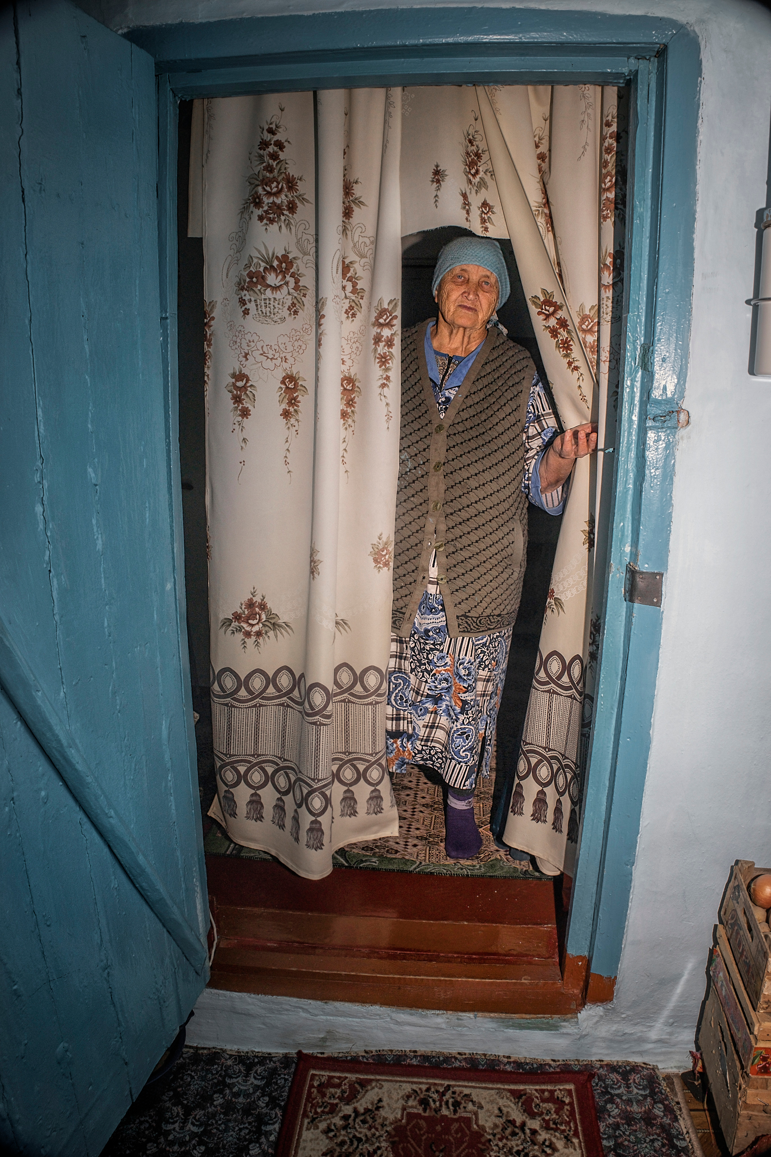 бабушка в деревенском доме