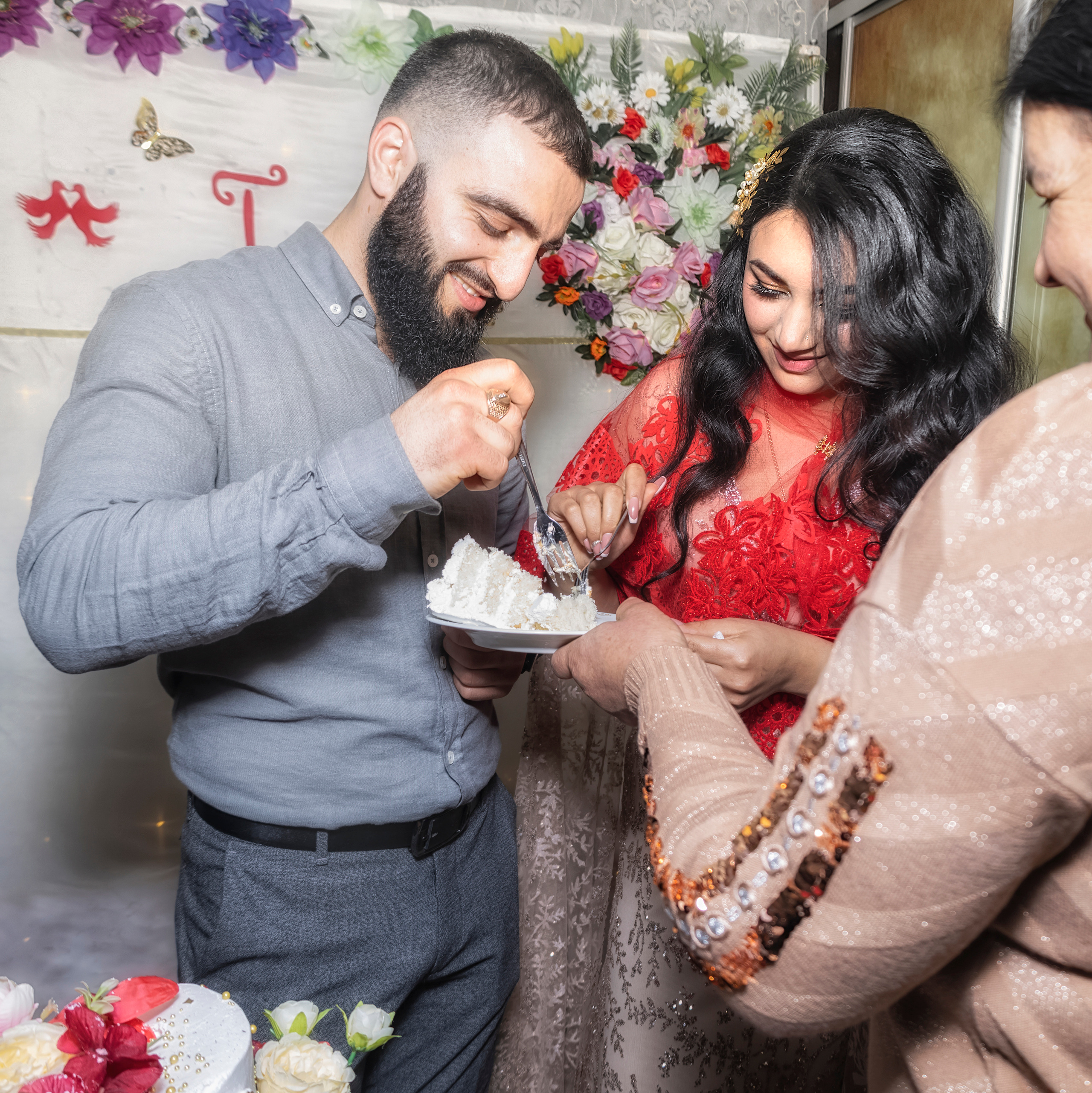 Одна из традиций: Молодые режут торт и, парень кормит всех , отламывая кусочки торта со своего куска.