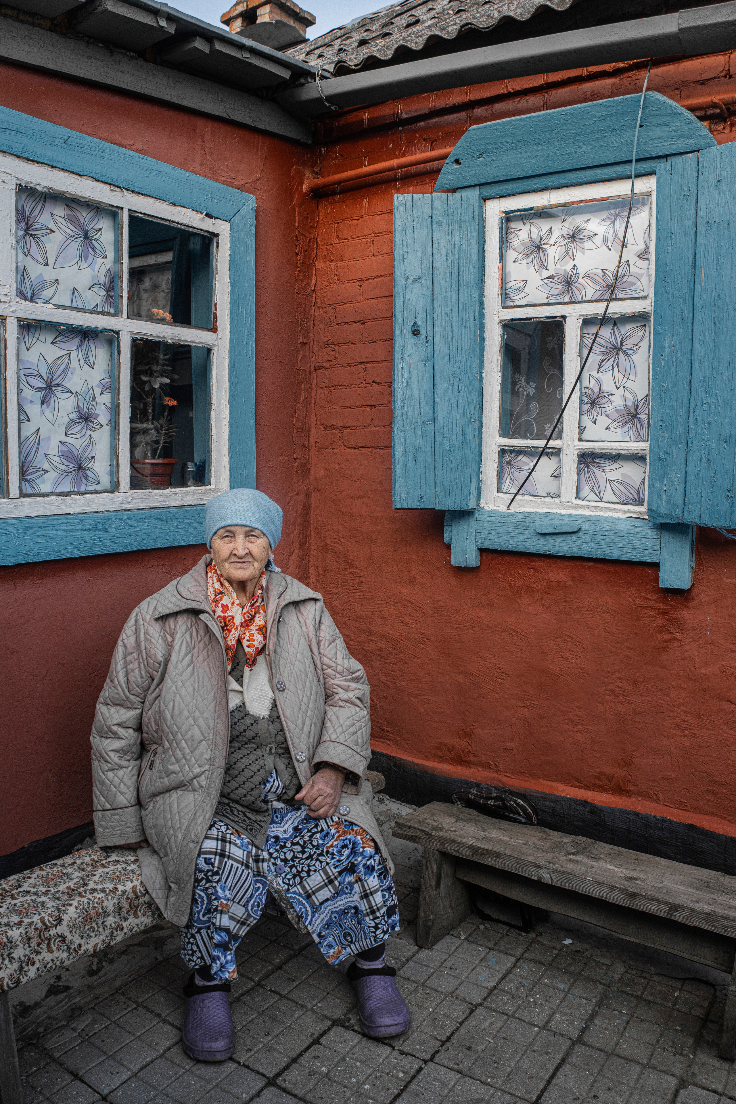 фото бабушки на фоне дома