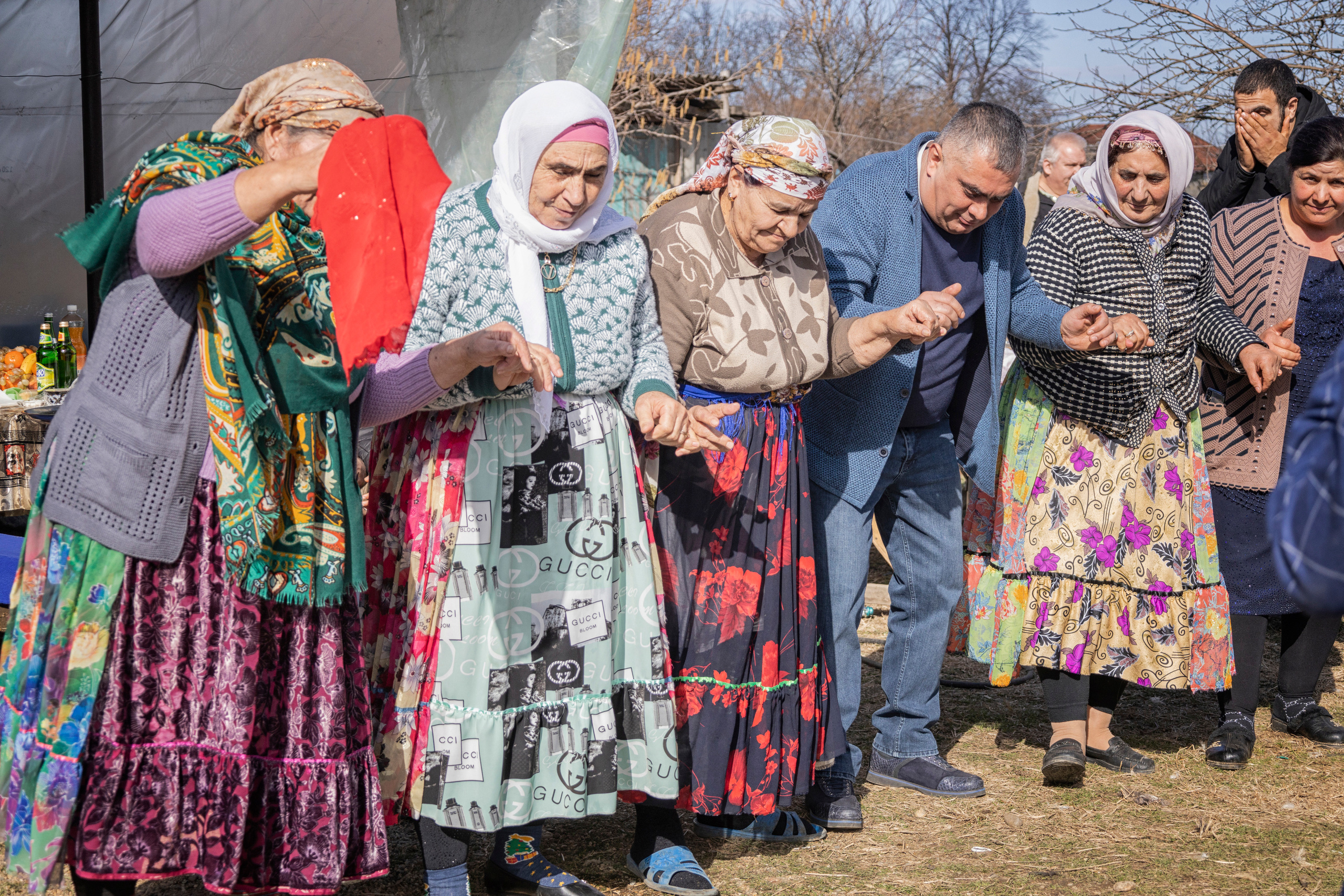 Впервые увидела вживую танец курдов. Все гости берутся за руки, подергивая плечами, передвигают ногами. Круг не замыкается. Это не хоровод. Ведет танец женщина, держащая в руке красный платок.