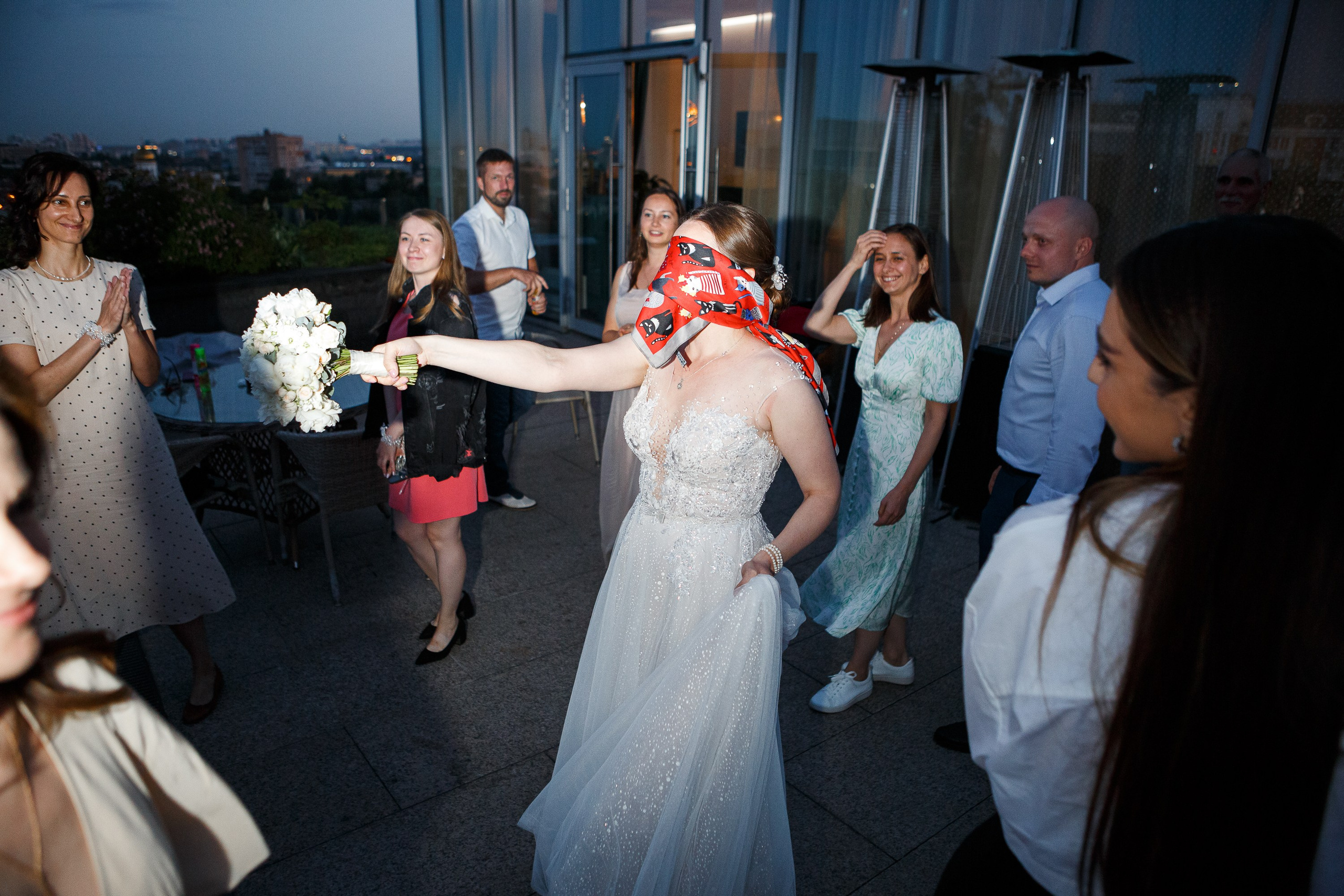 Невеста дает букет подружке.