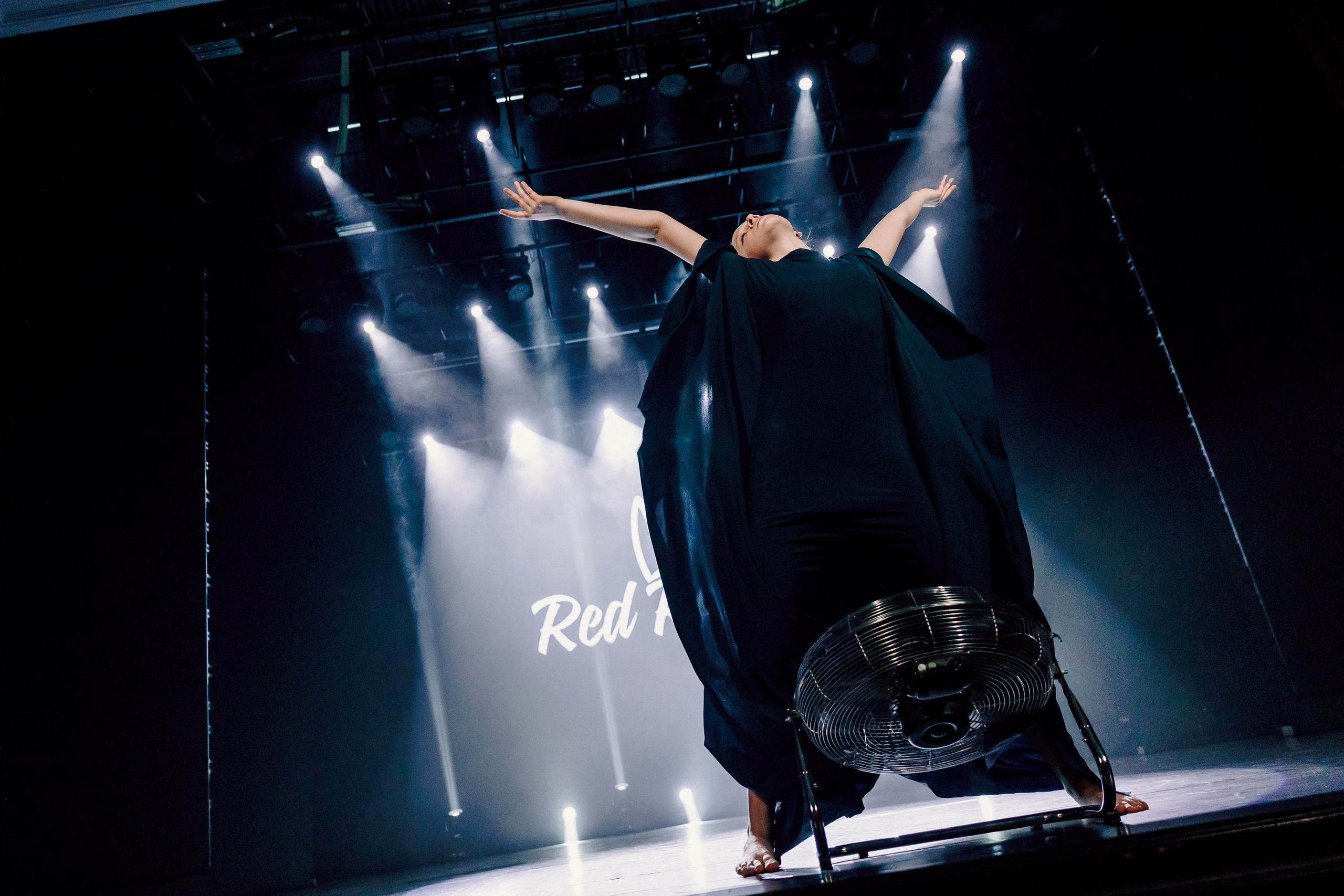 Отчётный концерт танцевальной школы «Red Rabbits» 2025. Лёшка Варзегов — фотограф