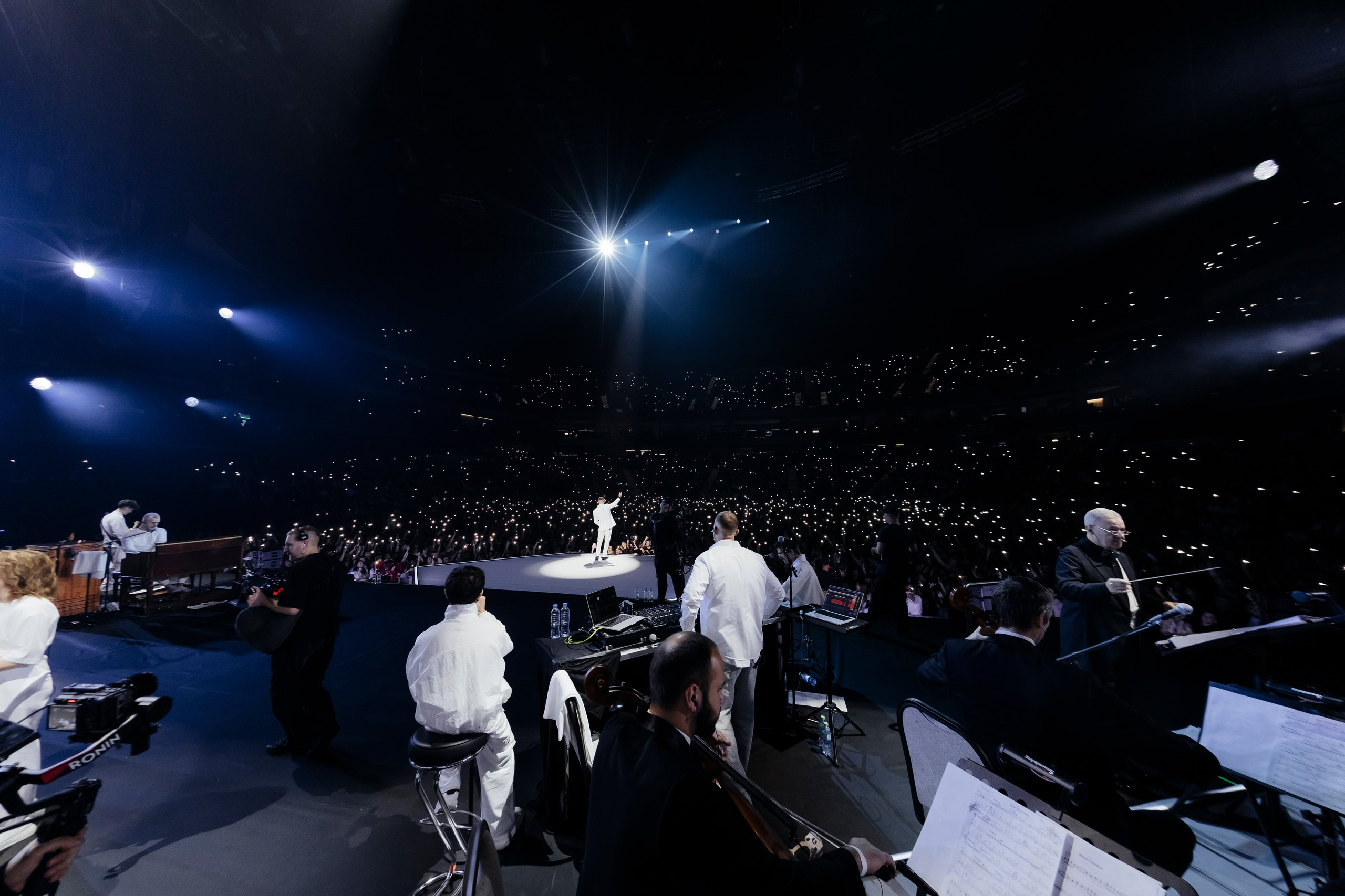 Концерт L’ONE с хором и симфоническим оркестром в Live Арене 19 октября 2025. Репортажный, event, концертный и backstage фотограф из Москвы Виталий Кривцов