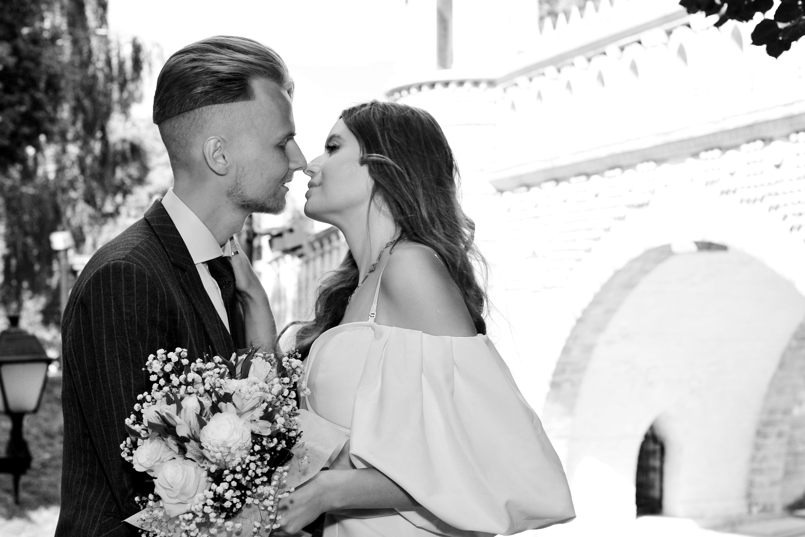 Свадьба в Царицыно летом, поцелуй жениха и невесты, чёрно-белая фотография