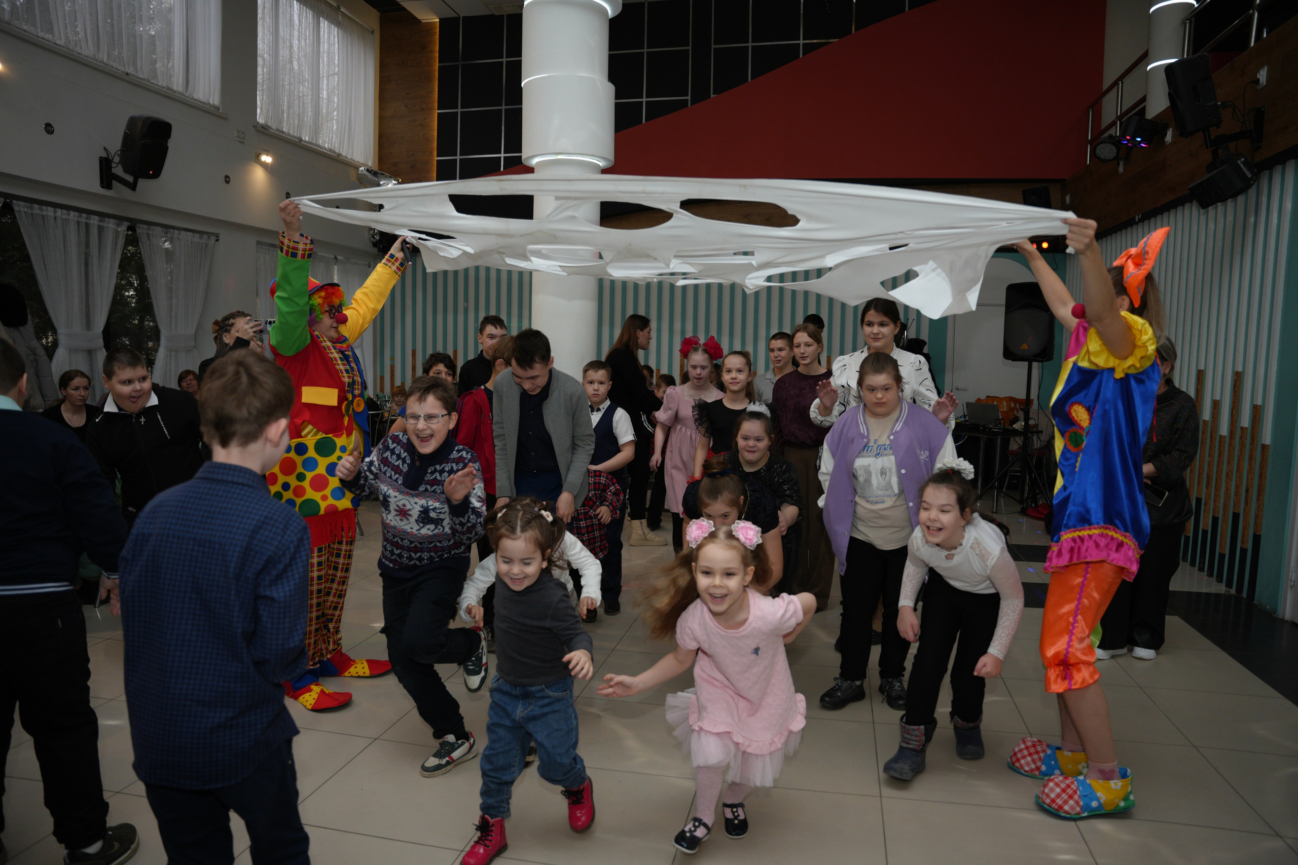 Социально —благотворительная акция «Ты в этом мире не один», посвященная Международному дню инвалидов. ВЫПУСКНЫЕ АЛЬБОМЫ, Школьный фотограф, семейный и свадебный в Саратове и области Ольга Плаксина