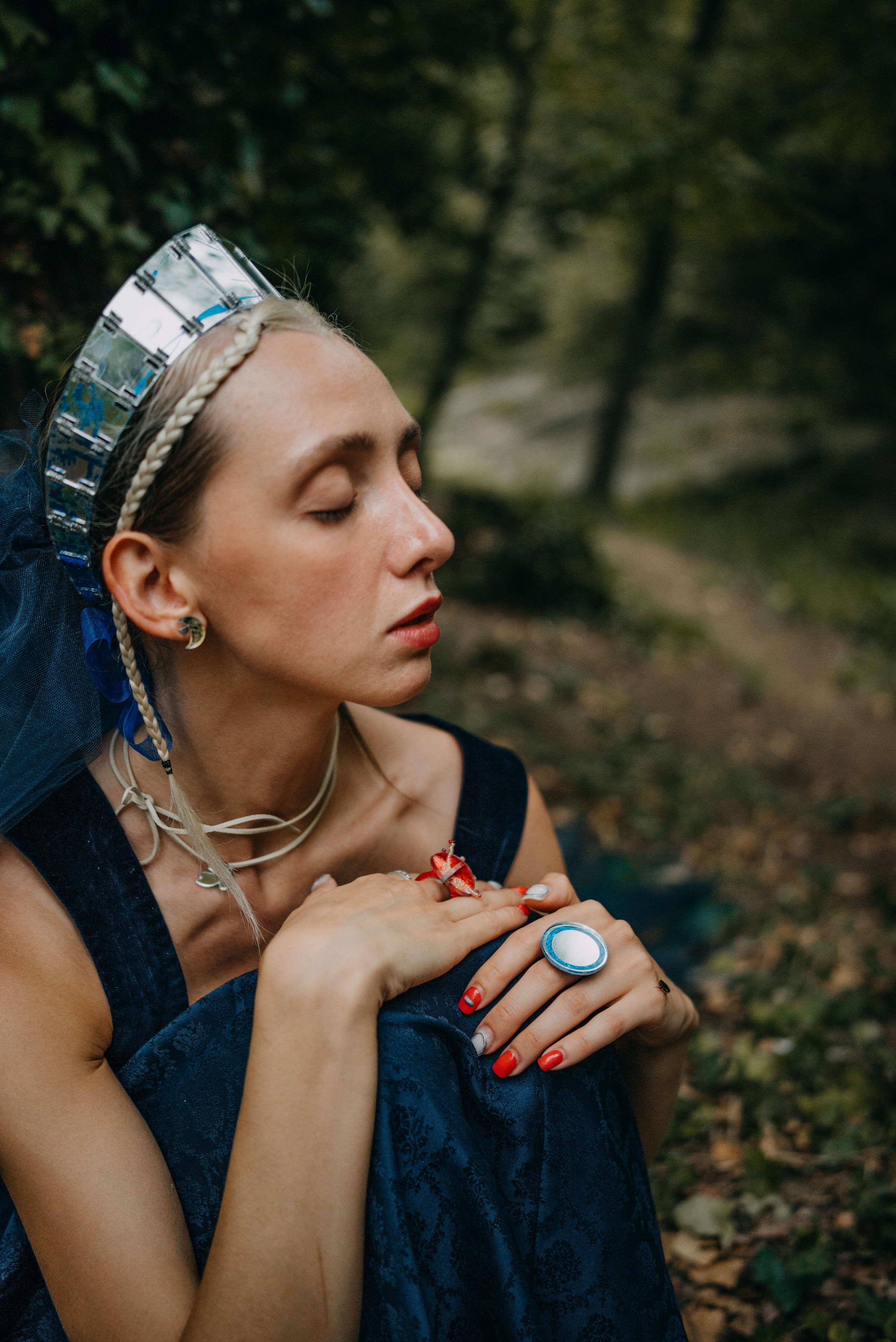 Съемка для бренда славянских украшений в лесу. Портретный и свадебный фотограф в Тбилиси • xeniqo