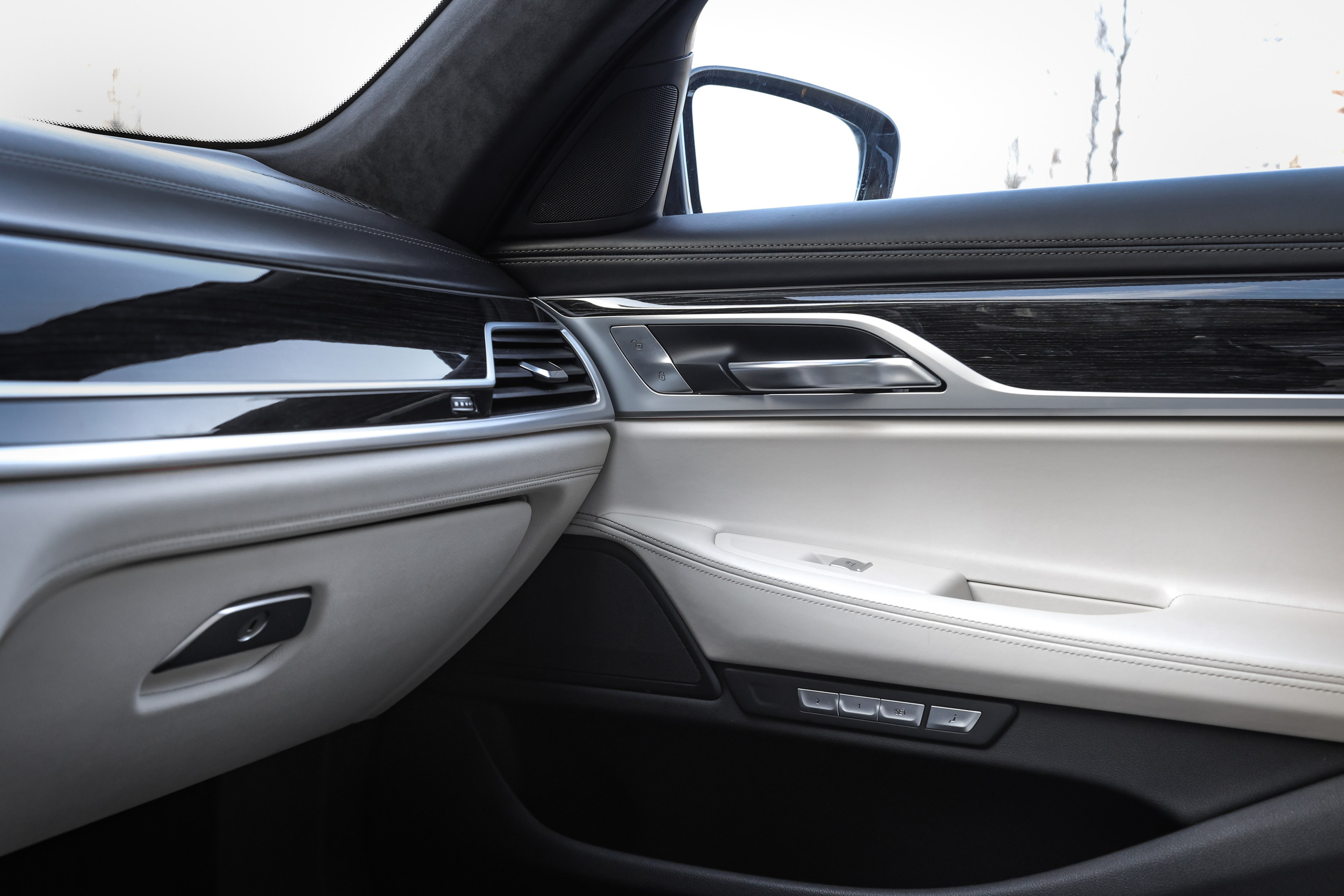 2017 BMW 750 Ld XDrive. Mixturecaptures