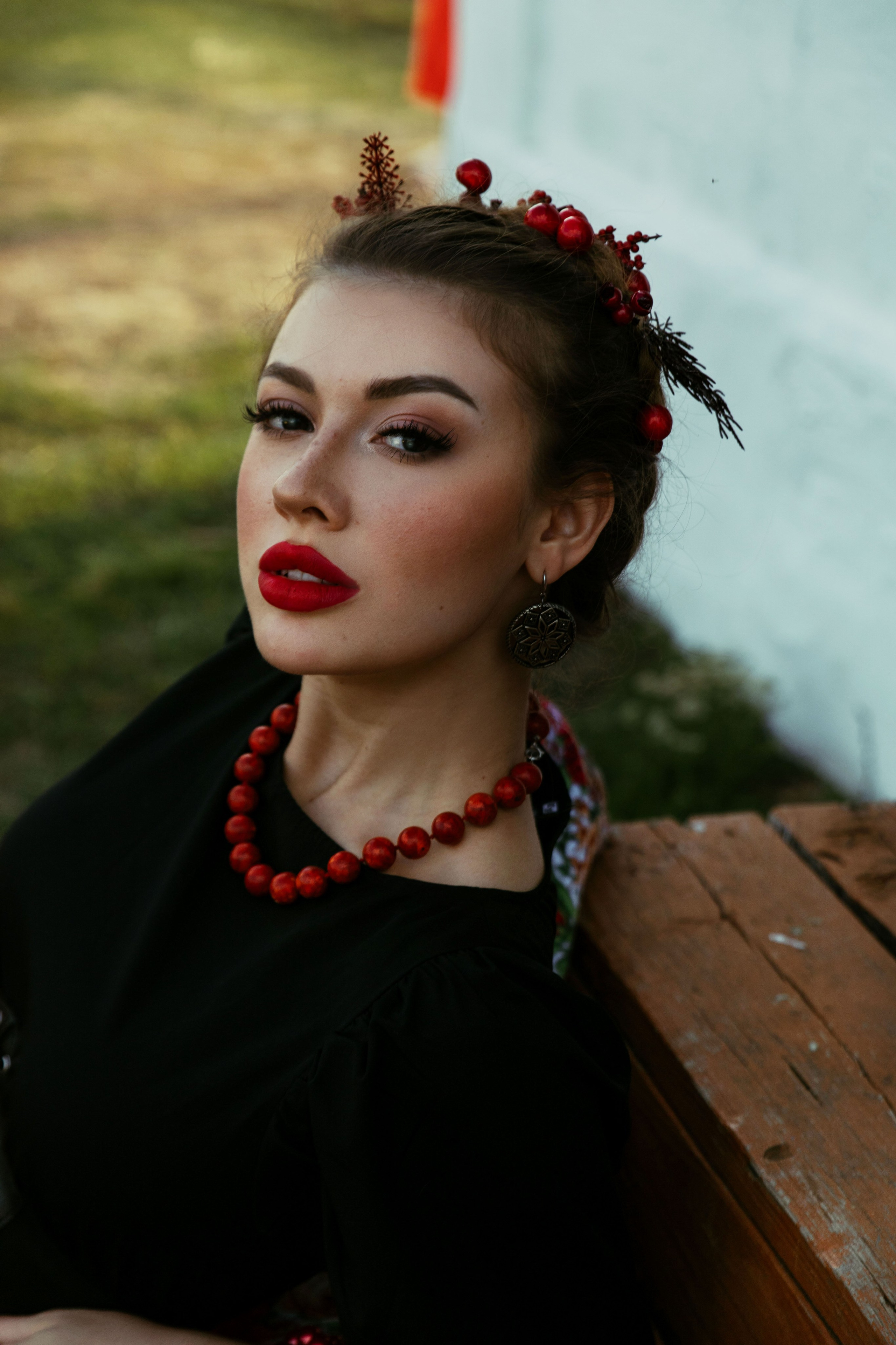 Завораживающая красота русской зимы оживает в этой фотосессии.  Перед Вами предстаёт не просто девушка, а воплощение древнего славянского духа, хранительница тайн лесов и полей.  В её образе –  тонкая работа визажиста и стилиста,  создавших  аутентичный  костюм и макияж,  переносящие нас в мир  сказок и легенд.  Каждая деталь, от вышивки на сарафане до плетения в косах,  продумана до мелочей,  подчеркивая  мистическую  атмосферу.  Мастерство профессионального фотографа запечатлело не только внешнее очарование модели, но и  глубокий  внутренний мир,  пробуждающий  чувство  волшебства и  неповторимости  русской культуры.  Фотография – это  окно  в  сказку,  в  сердце  старинной  Руси,  где  живут  легенды  и  пробуждается  магия.