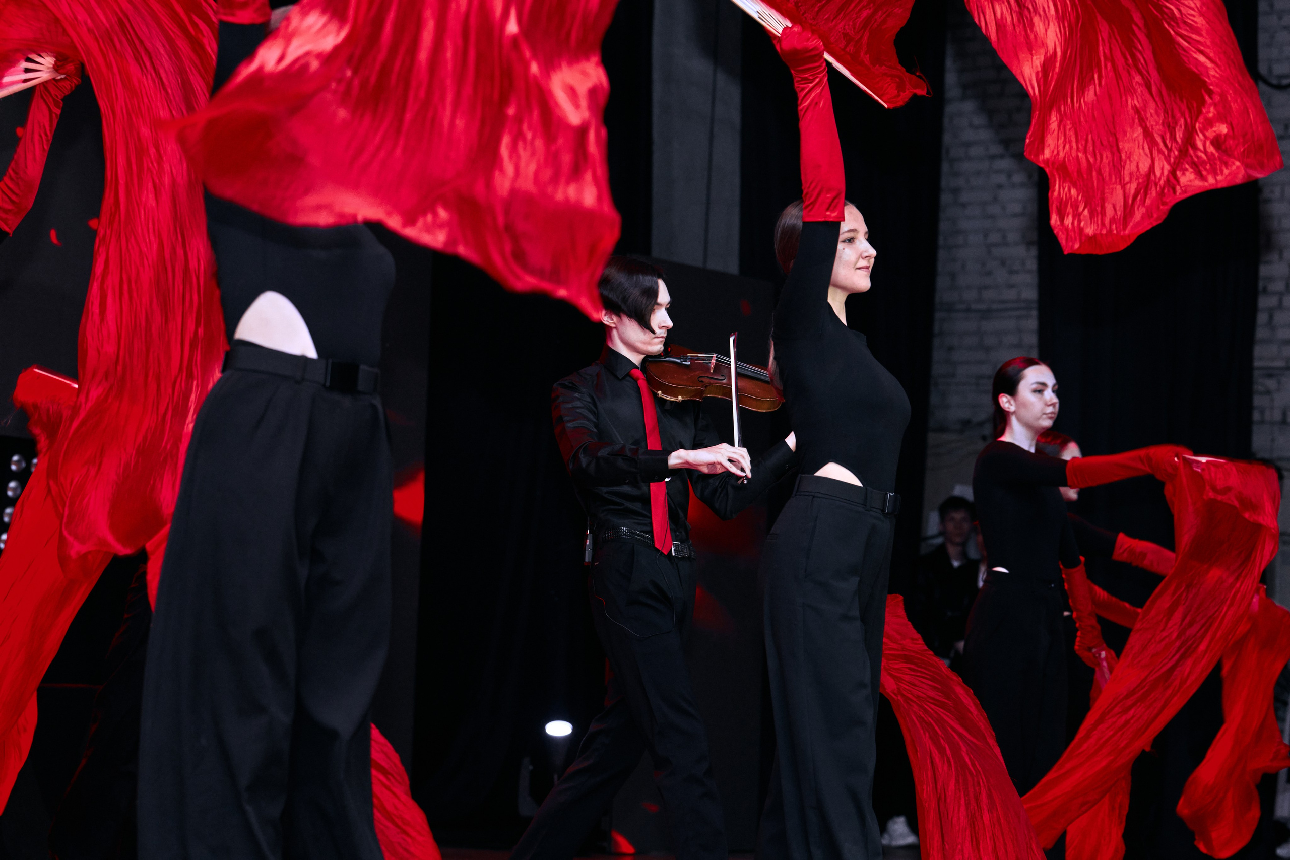 Гала-концерт «Студенческая весна КГПИ КемГУ–2025». Антон Непочатых — Большой мужской фотограф