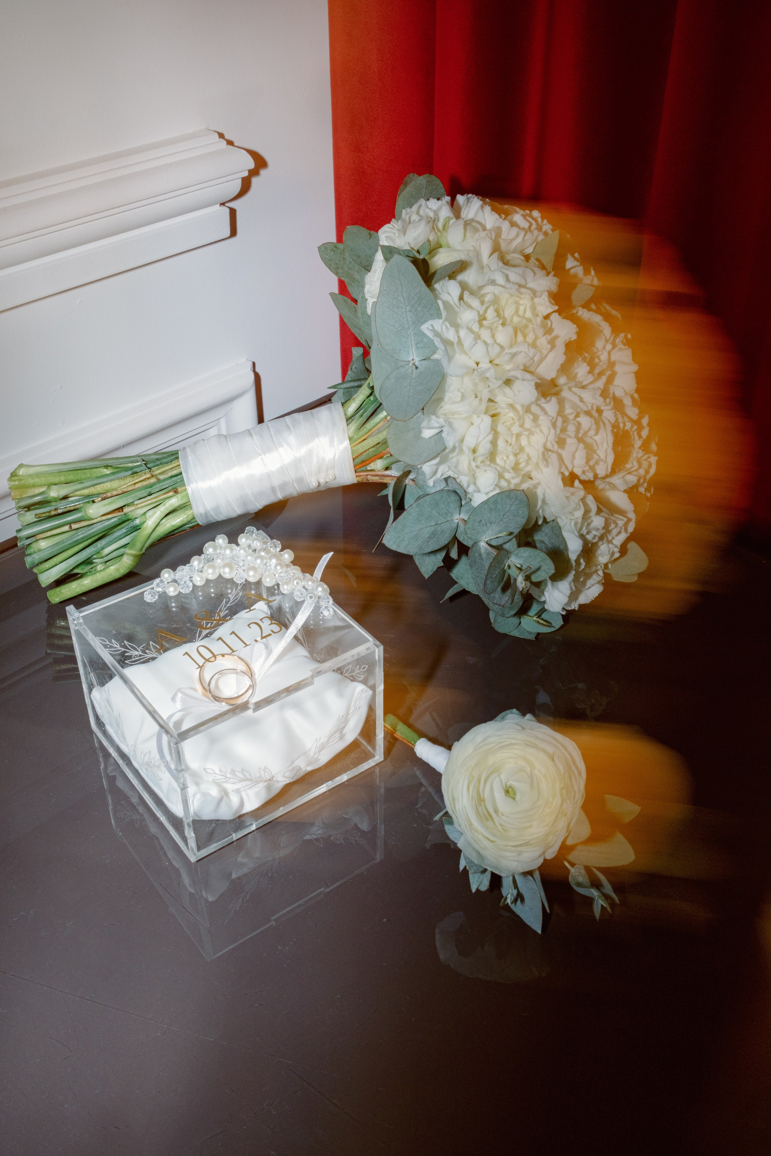 свадебные украшения тренд 2024 букет невесты кольца бутоньерка