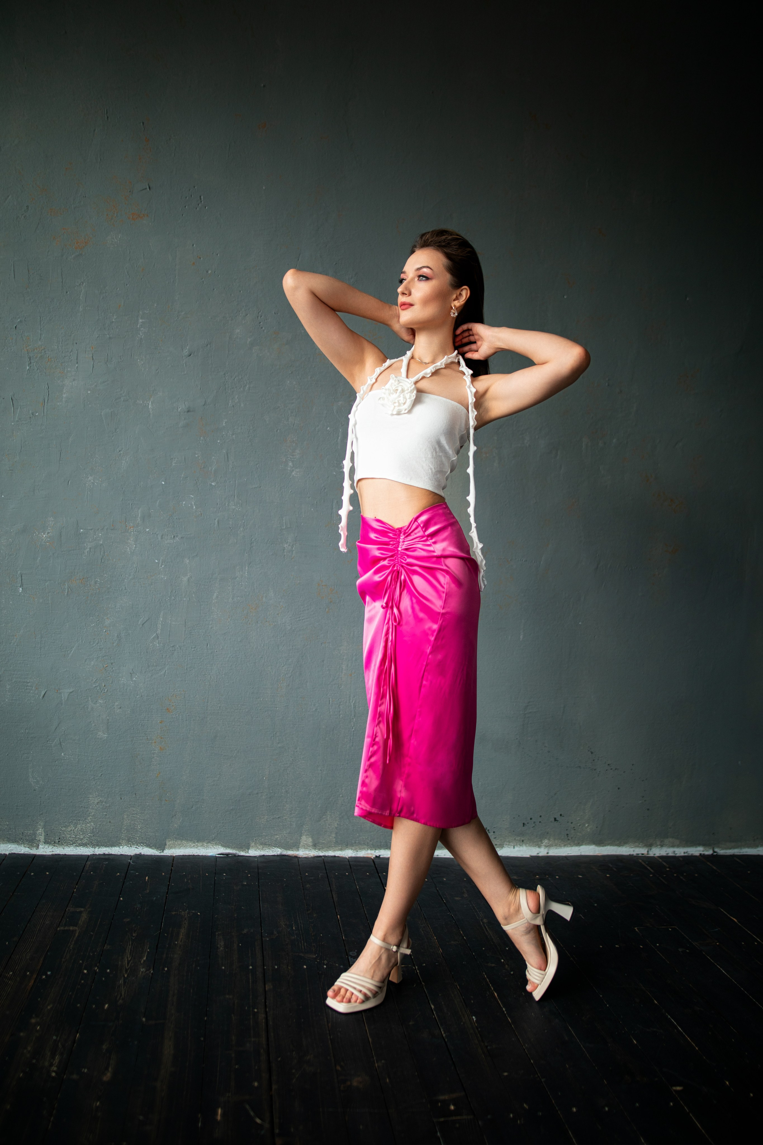 Студийный фотосет с Анастасией в минимальном интерьере в формате для «себя»