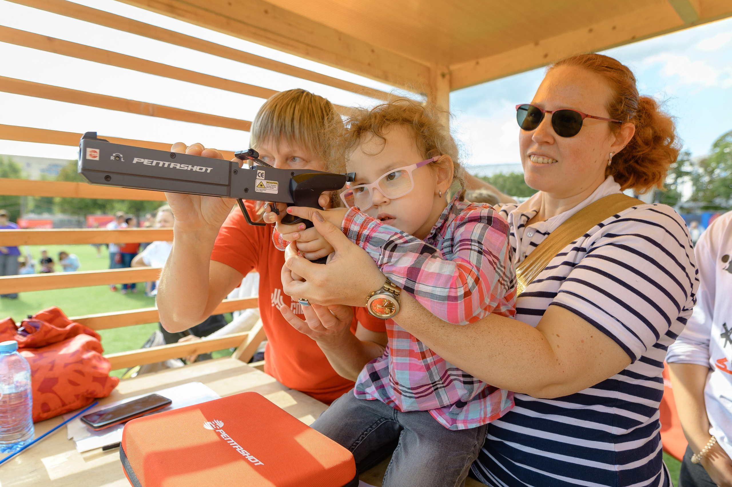 Репортажная съемка: "Фотография репортажного характера, запечатлевшая важный момент корпоративного мероприятия."