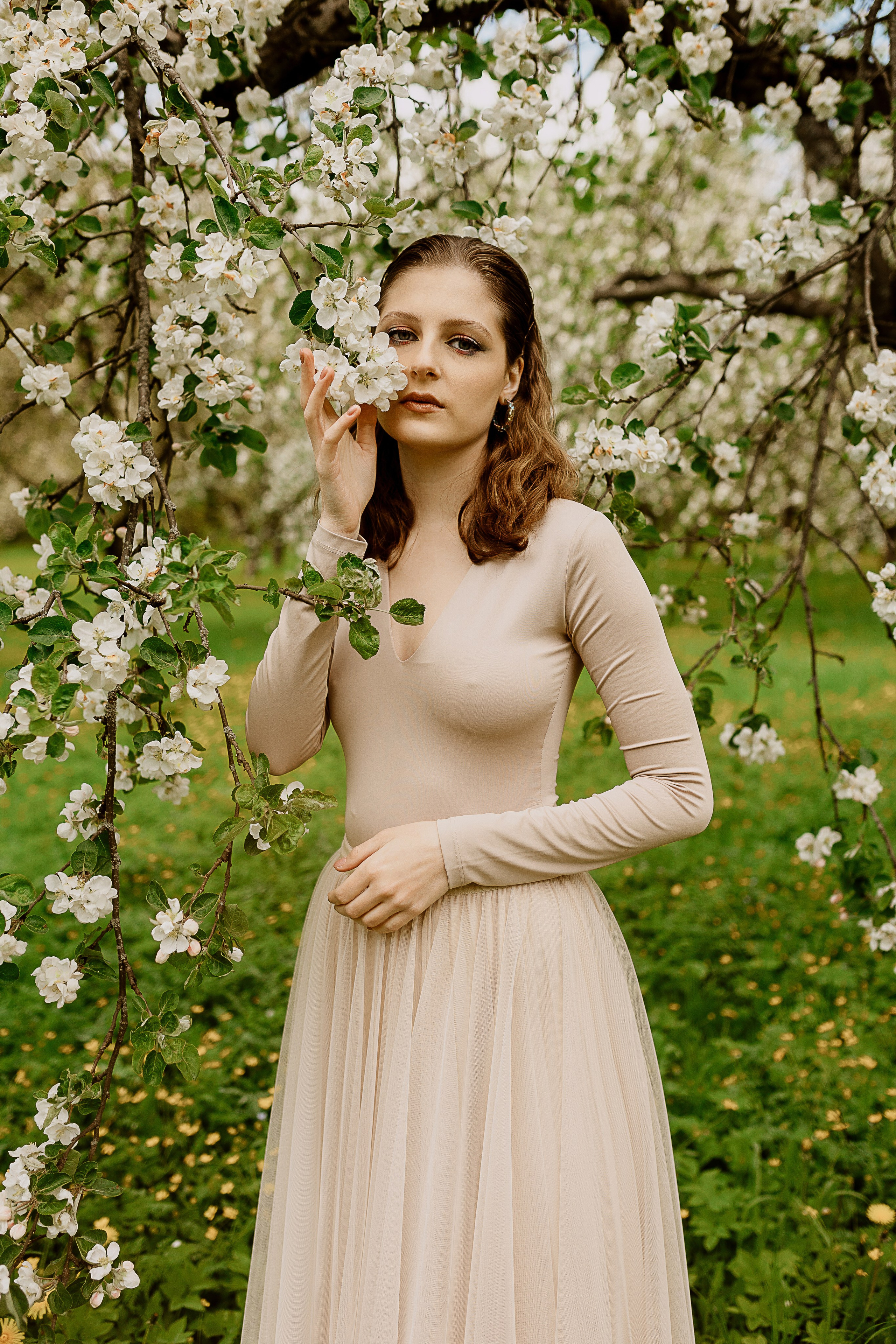 Женская фотосессия в цветущем саду. Семейный и женский фотограф в Москве Надежда Воробьева