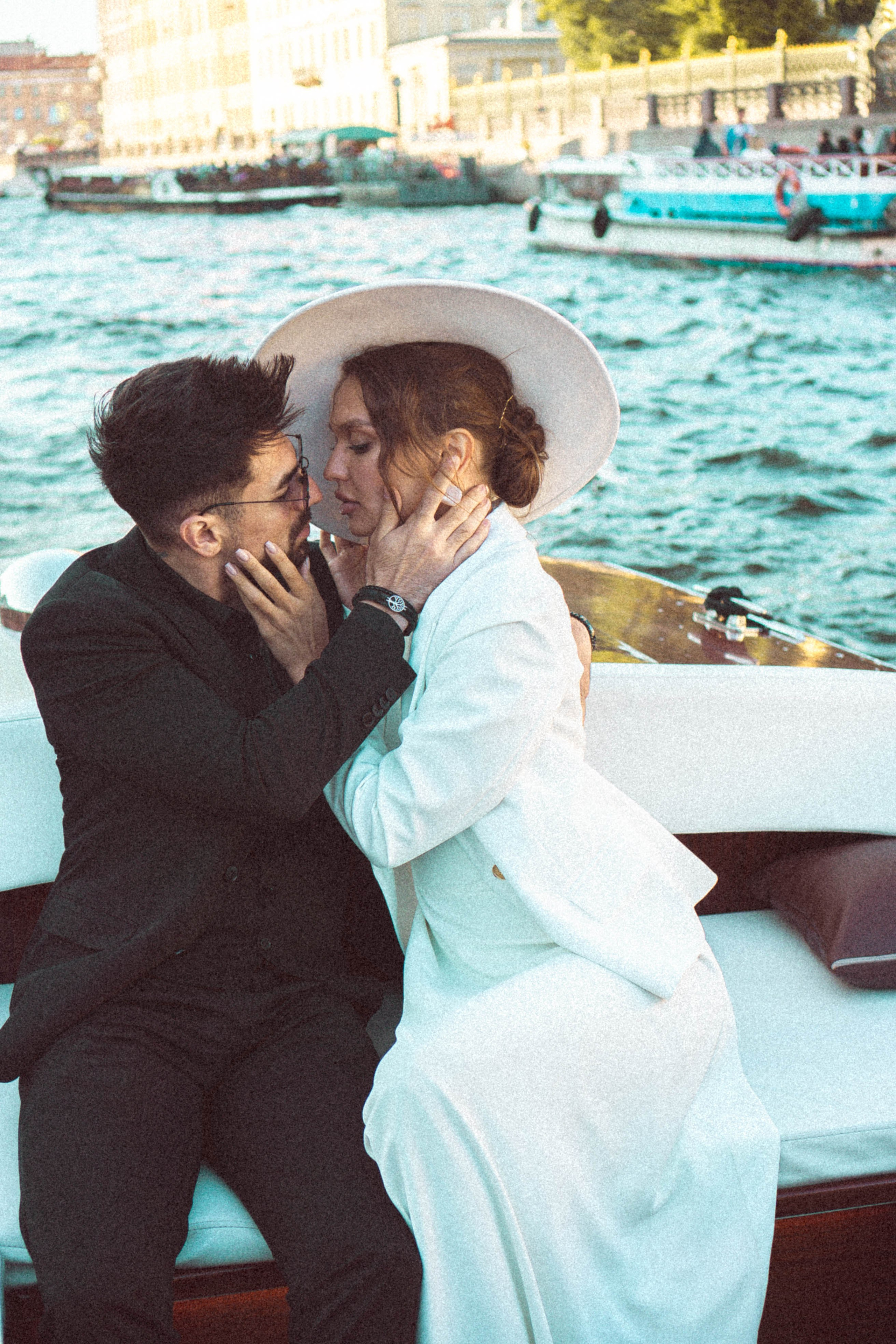 СВАДЕНБНАЯ СЬЕМКА НА КАТЕРЕ ПО КАНАЛАМ САНКТ-ПЕТЕРБУРГА И В АКВАТОРИИ НЕВЫ. Профессиональный фотограф, Санкт-Петербург — Виктория Богомолова