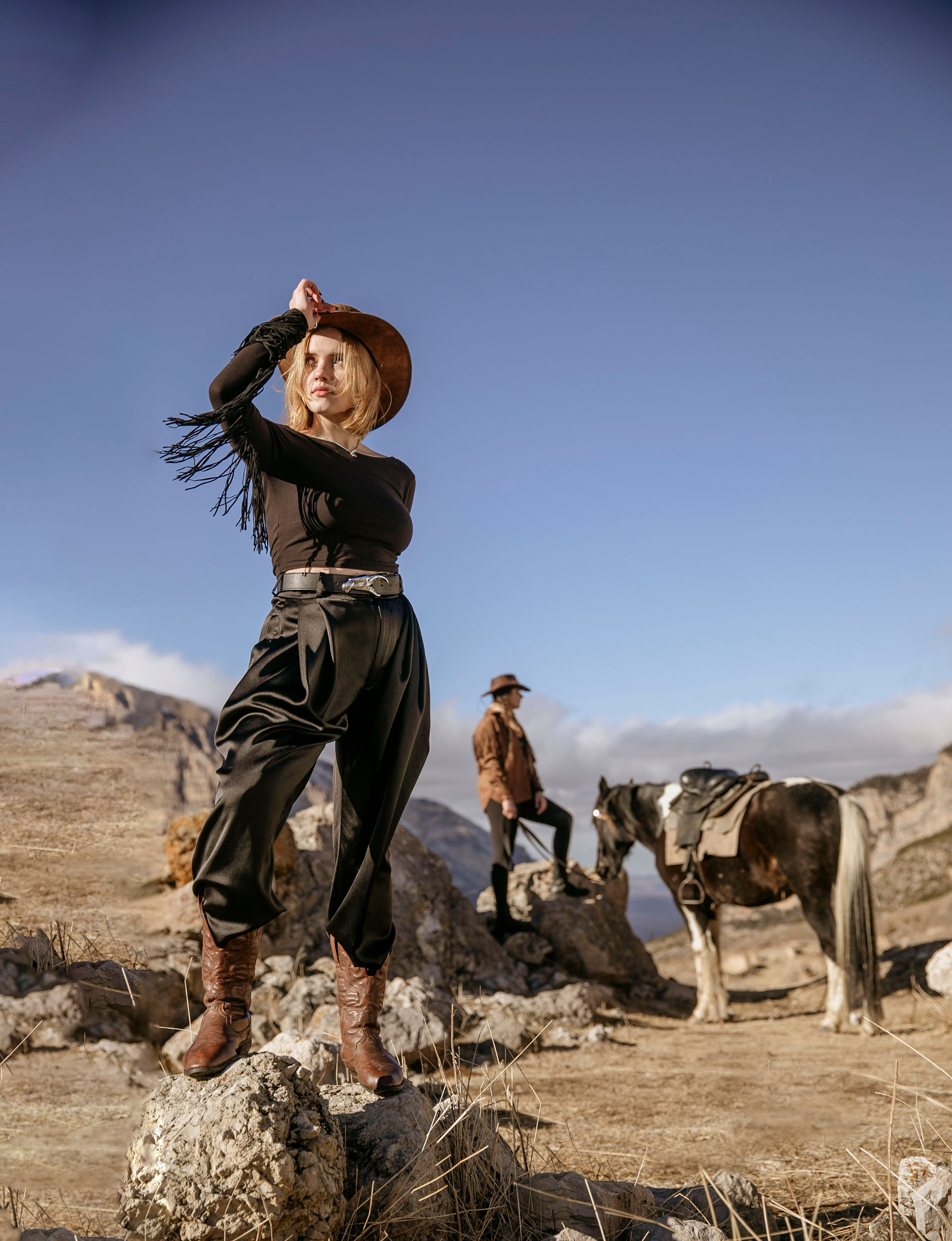 Фотосессия с лошадью  среди гор в ясную погоду в горах Северной Осетии в Дигории,, фотосессия с лошадью, фотосессия на конюшне, фотосессия в горах, фотосессия в горах с лошадью, фотосессия в одежде ковбоя, фотосессия летом, фотосессия осенью, фотосессия в Осетии