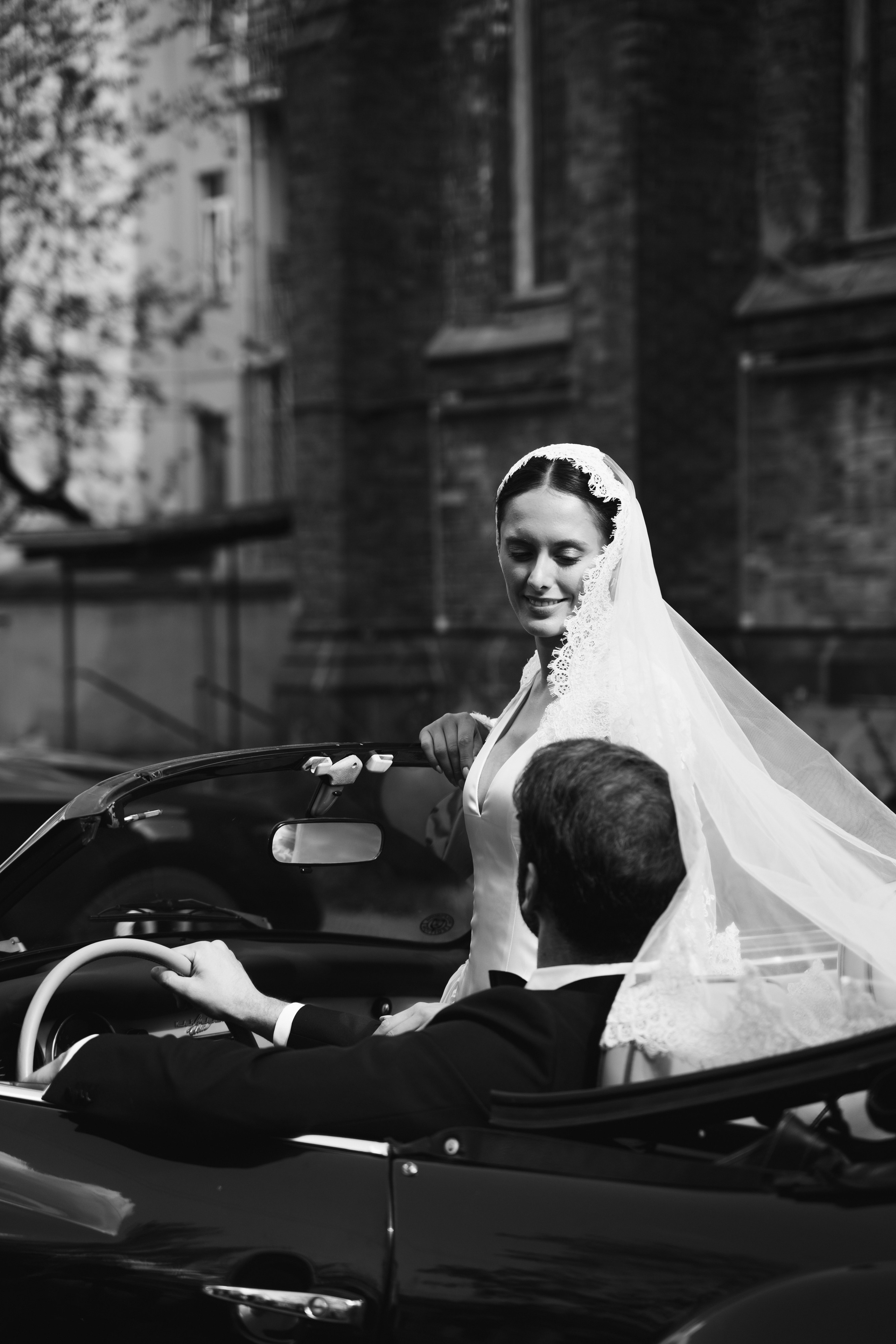 Свадебная фотосессия в католической церкви Москва. Портретный и свадебный фотограф Алла Карени Москва