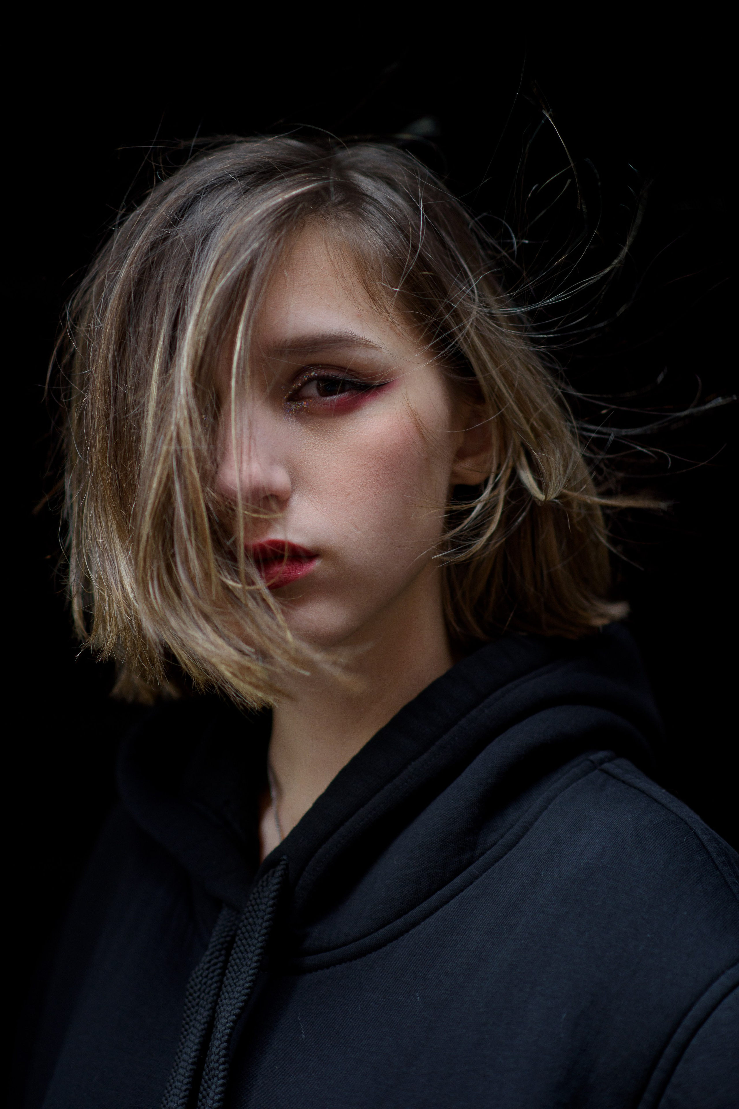 Фотосессия на 18тилетие на территории Красного октября в черной толстовке, крупный план 