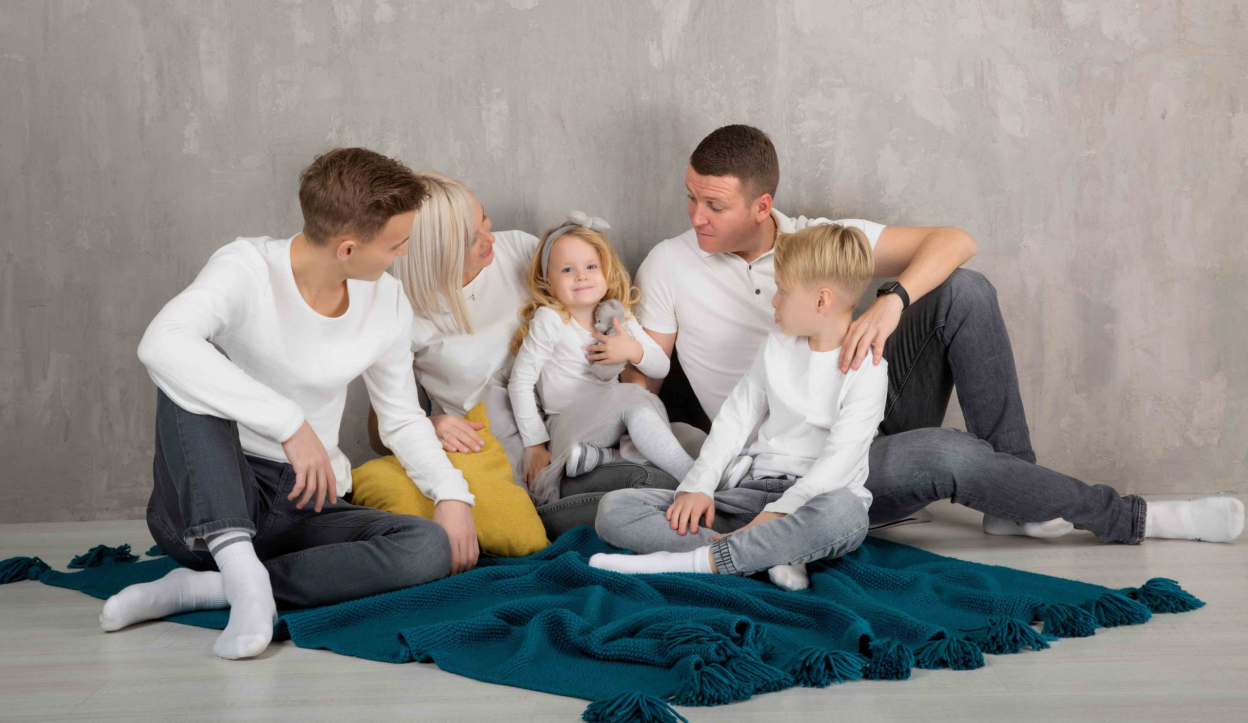 Семья Юлии. Семейная фотосессия. Фотостудия Алматы. Семейная и детская фотостудия Family studio.Фотограф Алматы