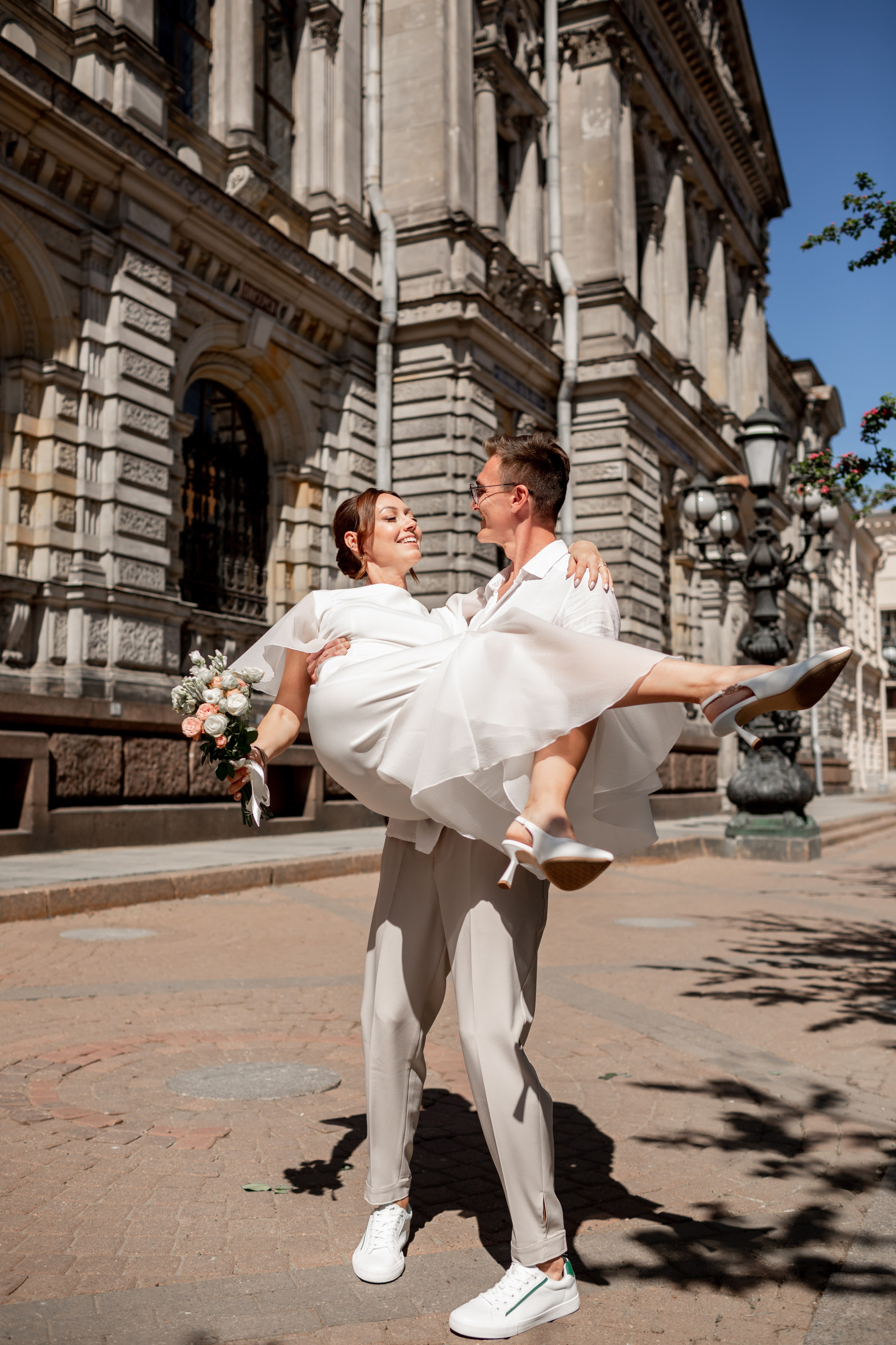 Свадебная фотопрогулка в Петербурге летом. Свадебный фотограф Кирилл Белый