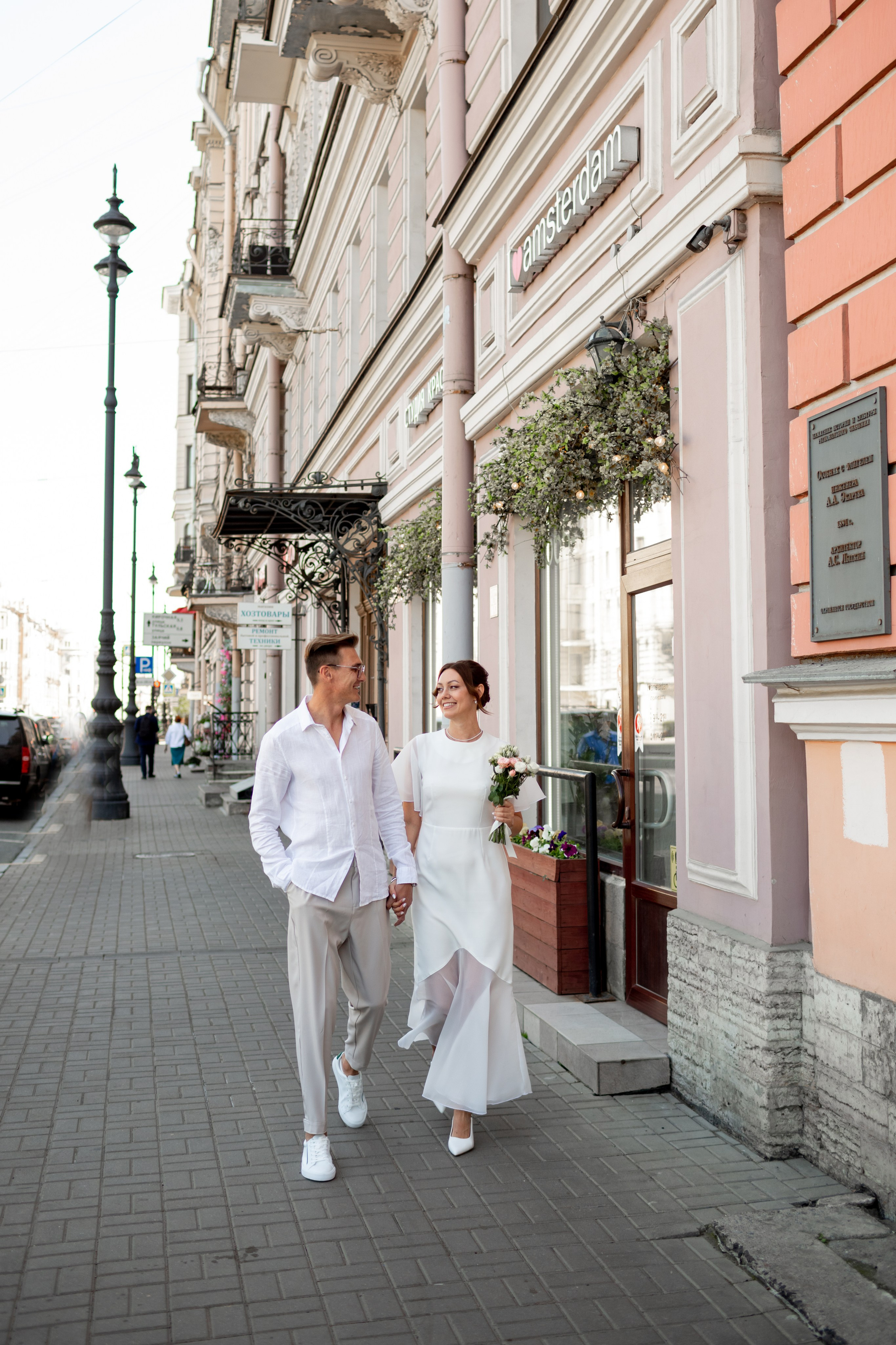 Свадебная фотопрогулка в Петербурге летом. Свадебный фотограф Кирилл Белый