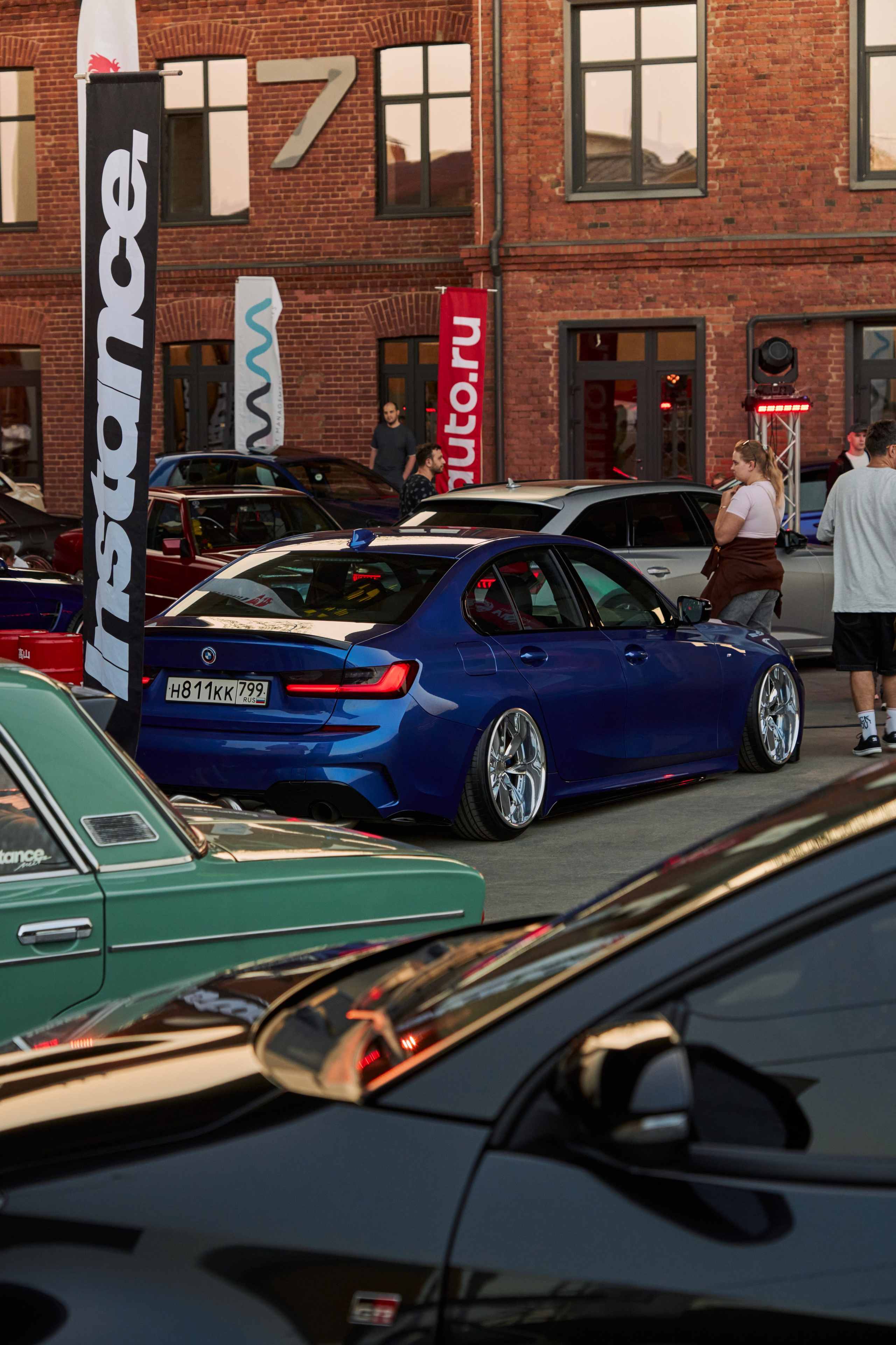 Низкая синяя BMW 3 -series G20 на хромированных дисках с полкой, стенс культура
