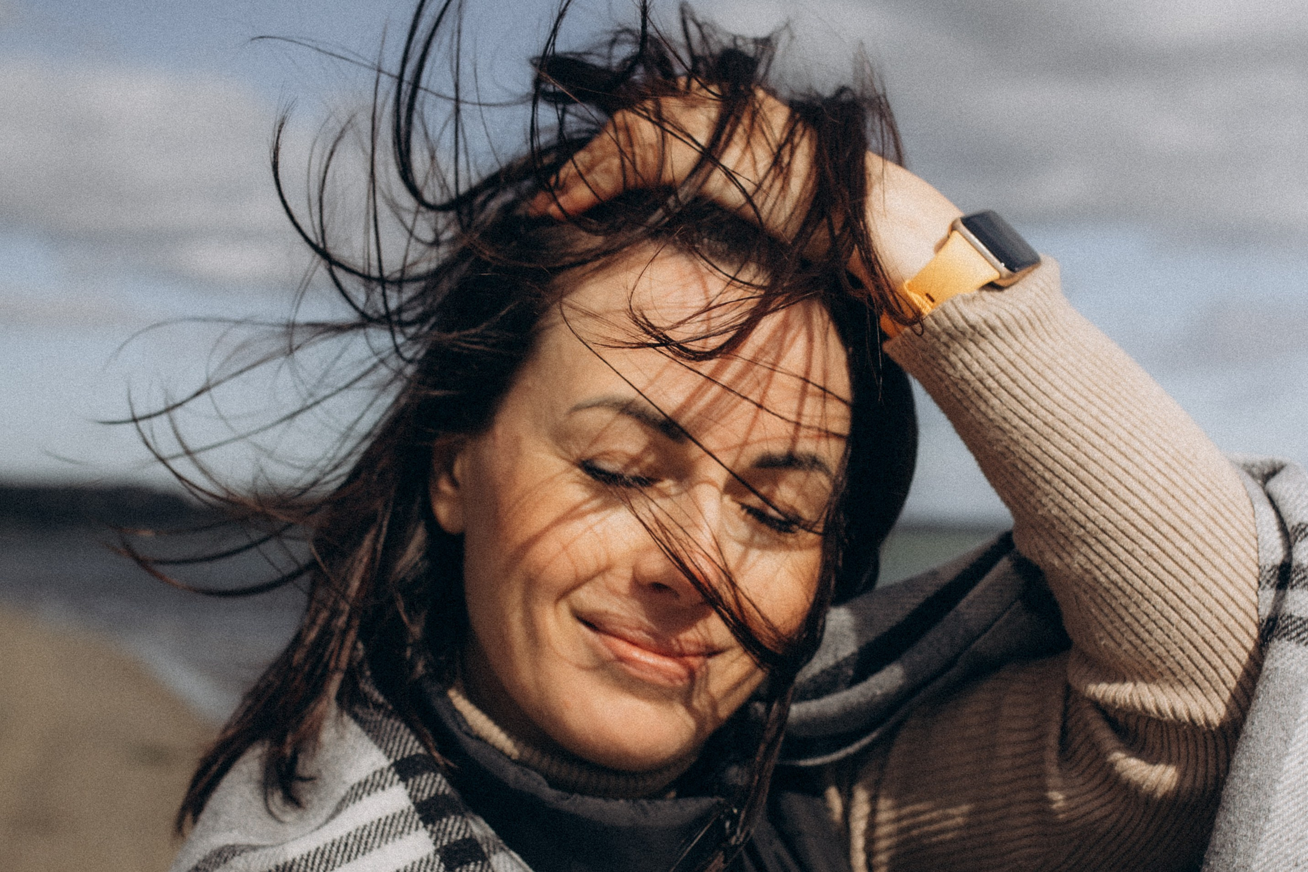 Аня с Ясей и Соней на Обском, осень. Семейный фотограф lifestyle в Новосибирске Елена Шпилевая