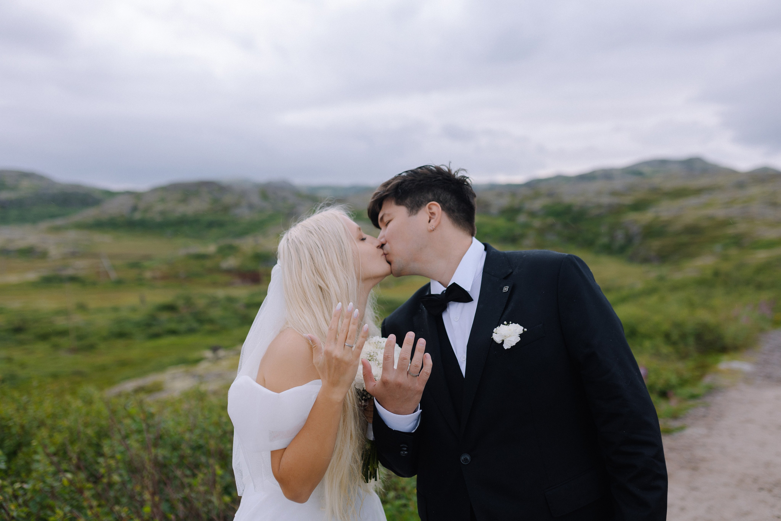 Фотосессия жениха и невесты среди мха и камней на севере Кольского полуострова.