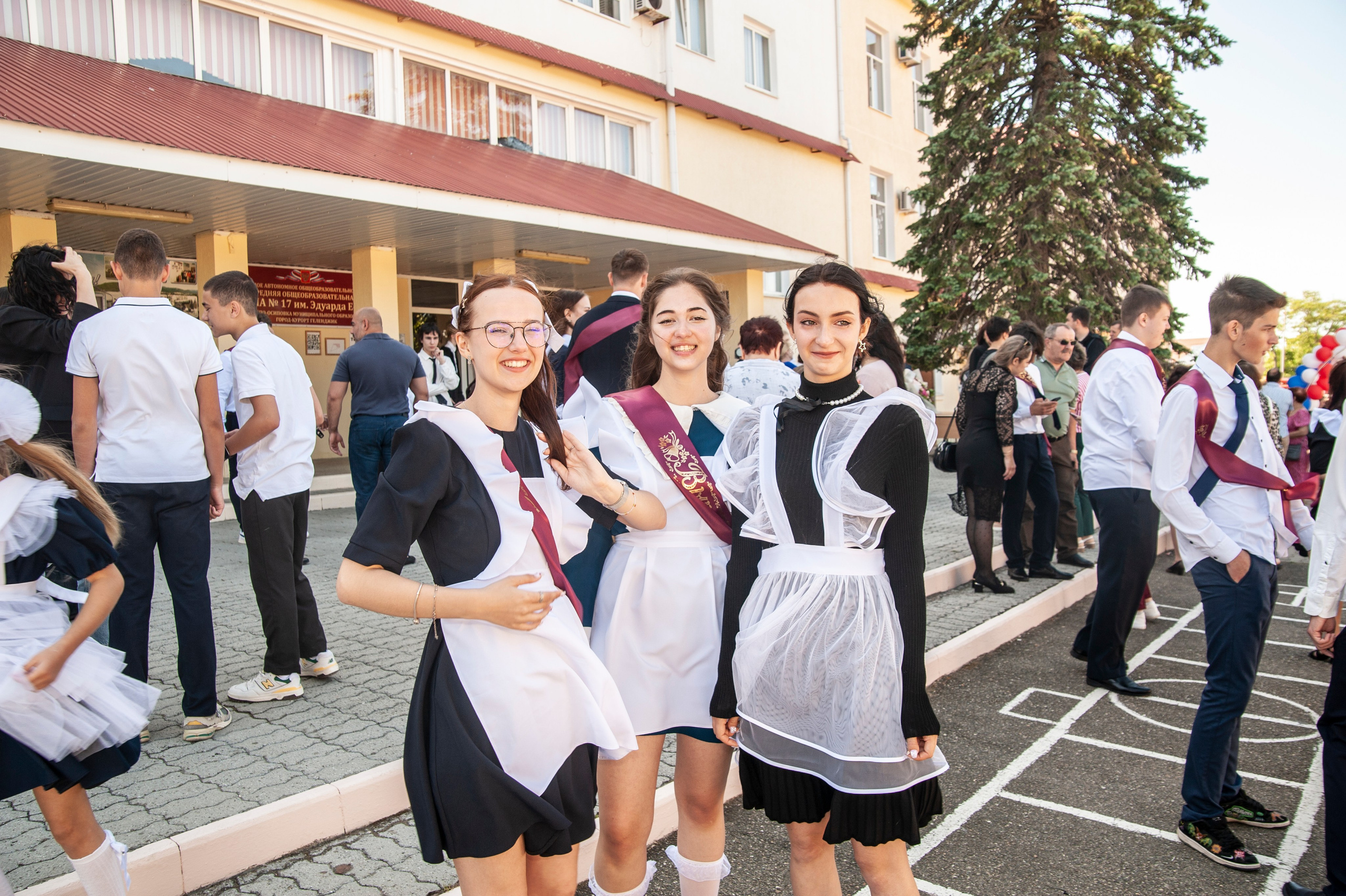 Последний Звонок МАОУ СОШ № 17 им. Эдуарда Есаяна — Архипо-Осиповка. Свадебный и семейный фотограф Денис Лукьянов в Краснодаре, Краснодарском крае и Республике Крым