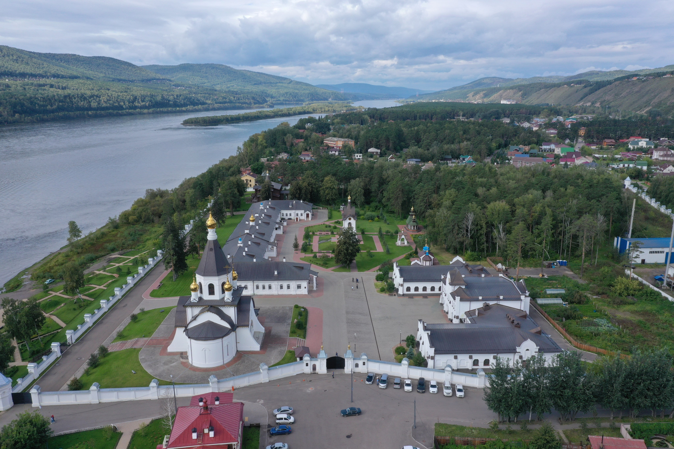 что посмотреть аэросъёмка с дрона FPV пилот квадрокоптер достопримечательность где побывать в Красноярске православная служба репортаж церковь храм Свято Успенский мужской монастырь набережная берег Енисея посёлок Удачный профессиональный фотограф индивидуальная экскурсия авторский фото тур гид трансфер на автомобиле заказать цена стоимость описание услуг для туристов