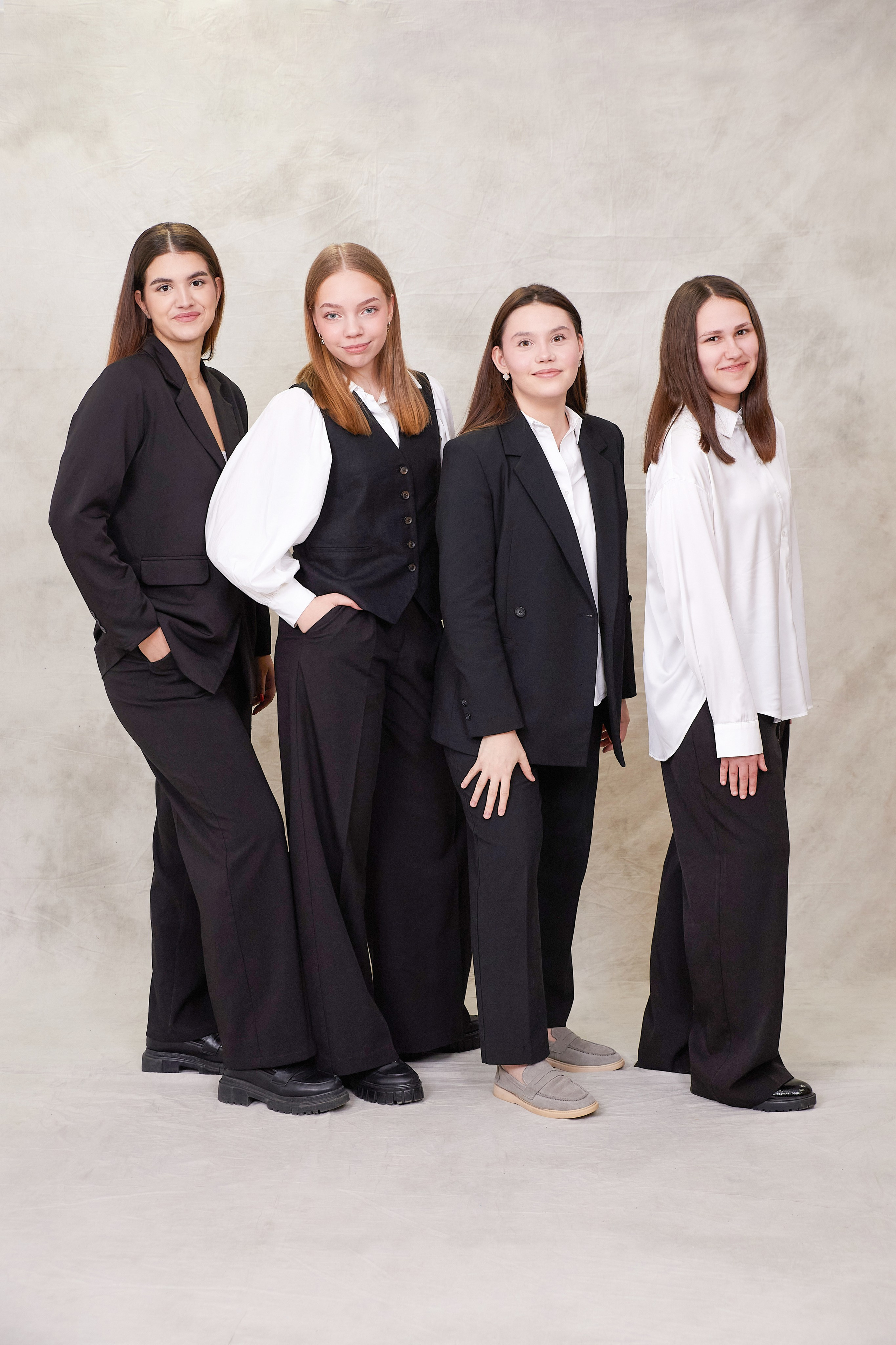 Стильный выпускной школьный альбом 9 и 11 класс «Классика» Тюмень. Выпускные альбомы в Тюмени для школ, садов, вузов спортивных секций