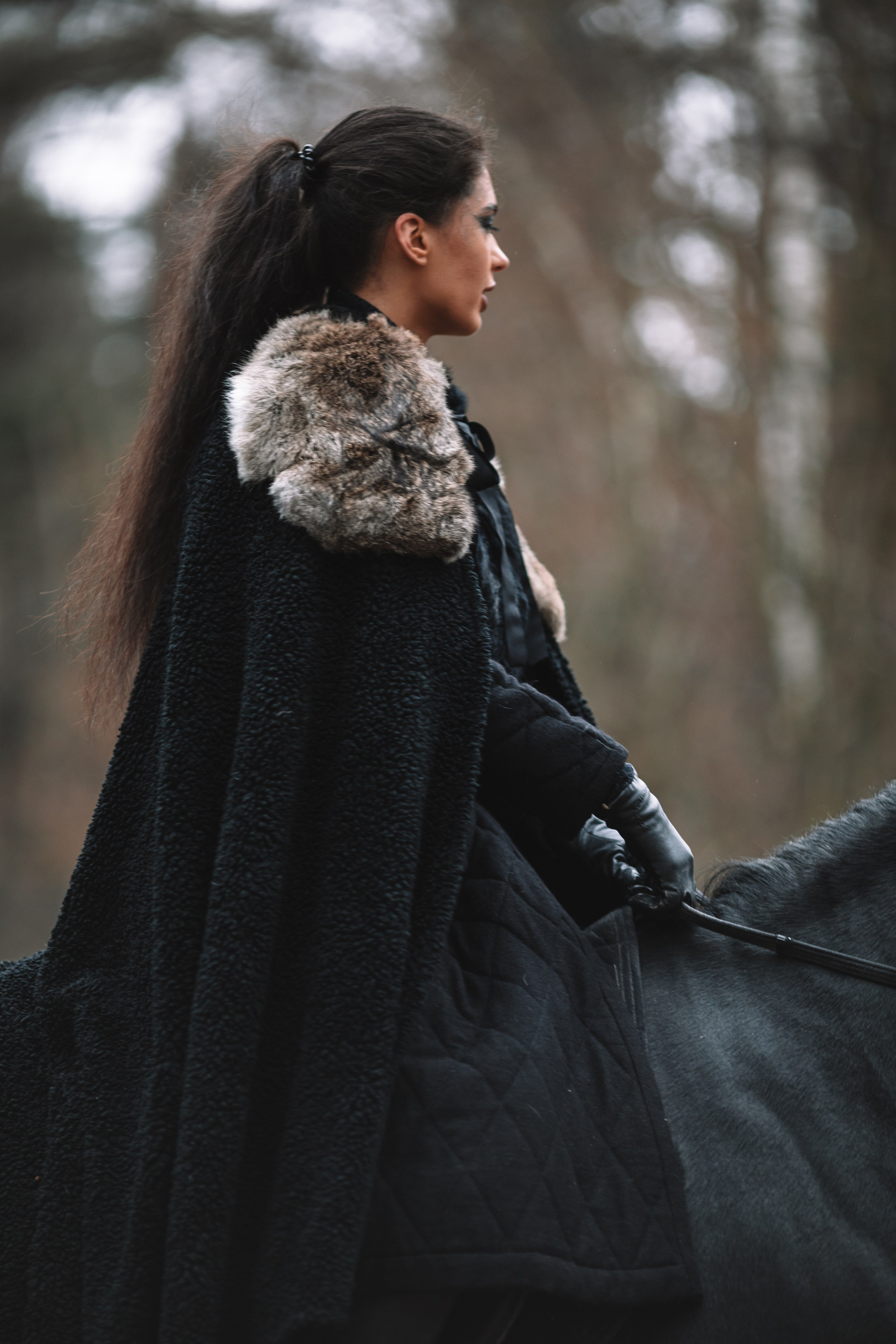 Наташа с фризом в костюме викинга. Фотосессии с лошадьми