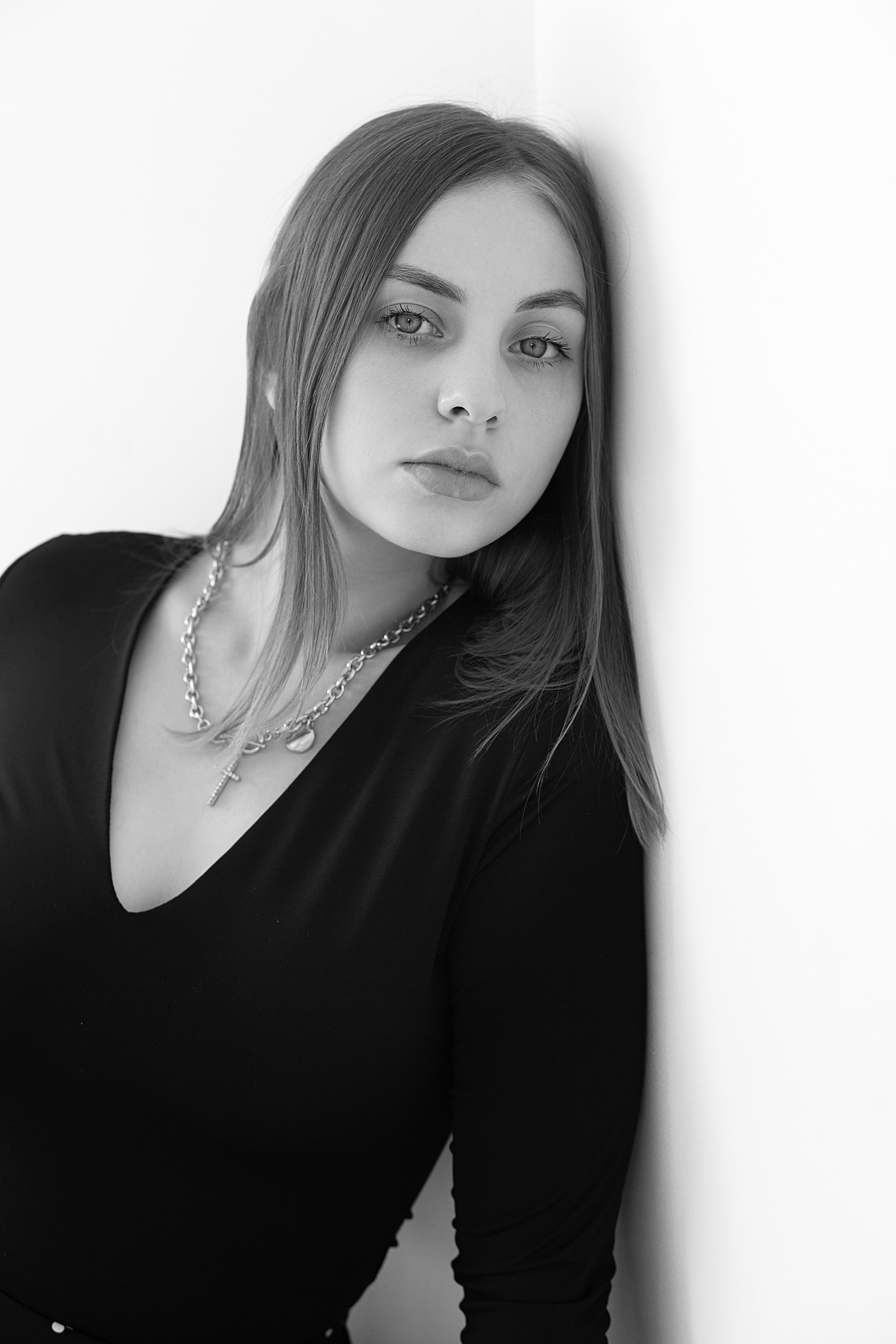 Портрет женщины около стены