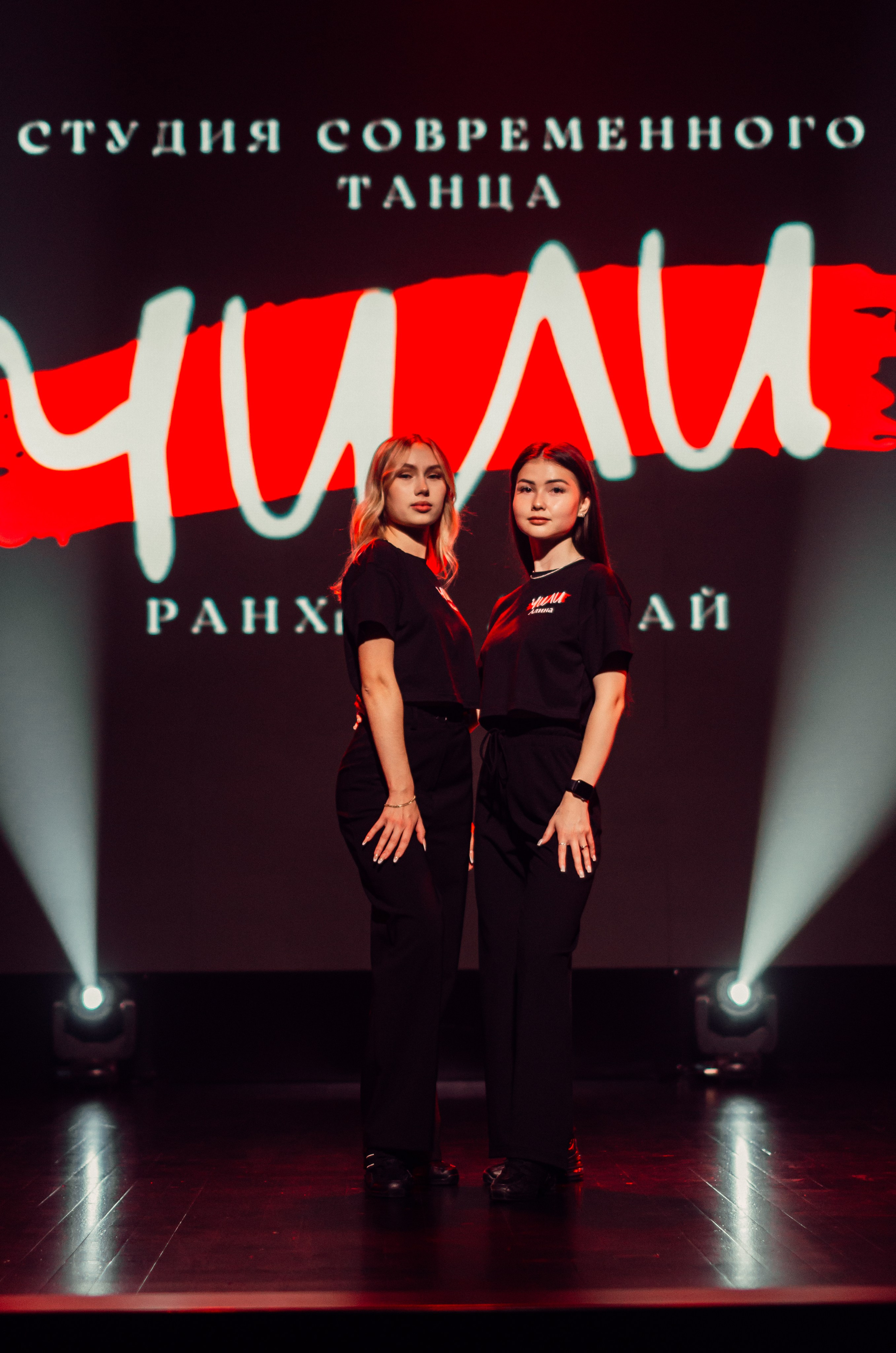 Групповая фотосъемка танцевального коллектива. Денисова Аля — фотограф для парных съемок и индивидуальных историй в Барнауле