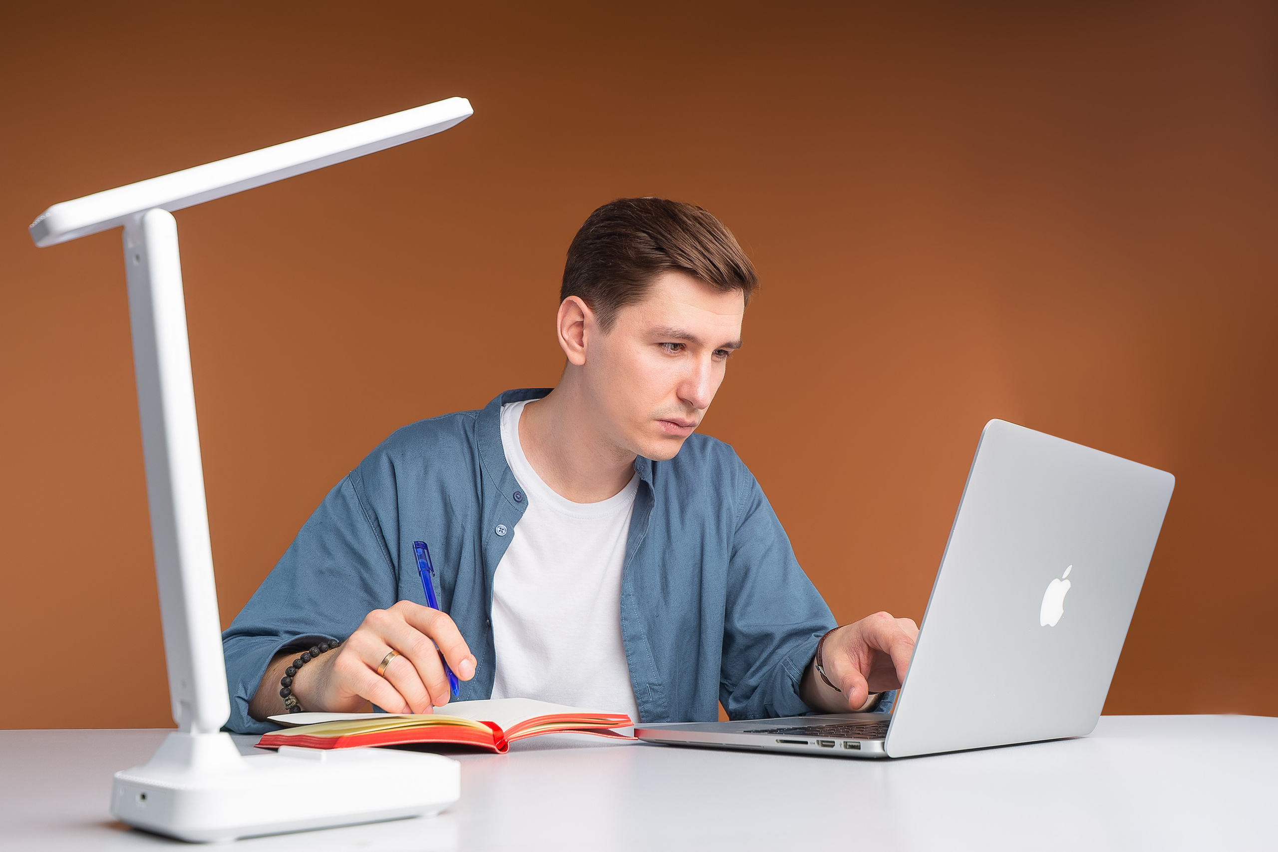 Настольная лампа