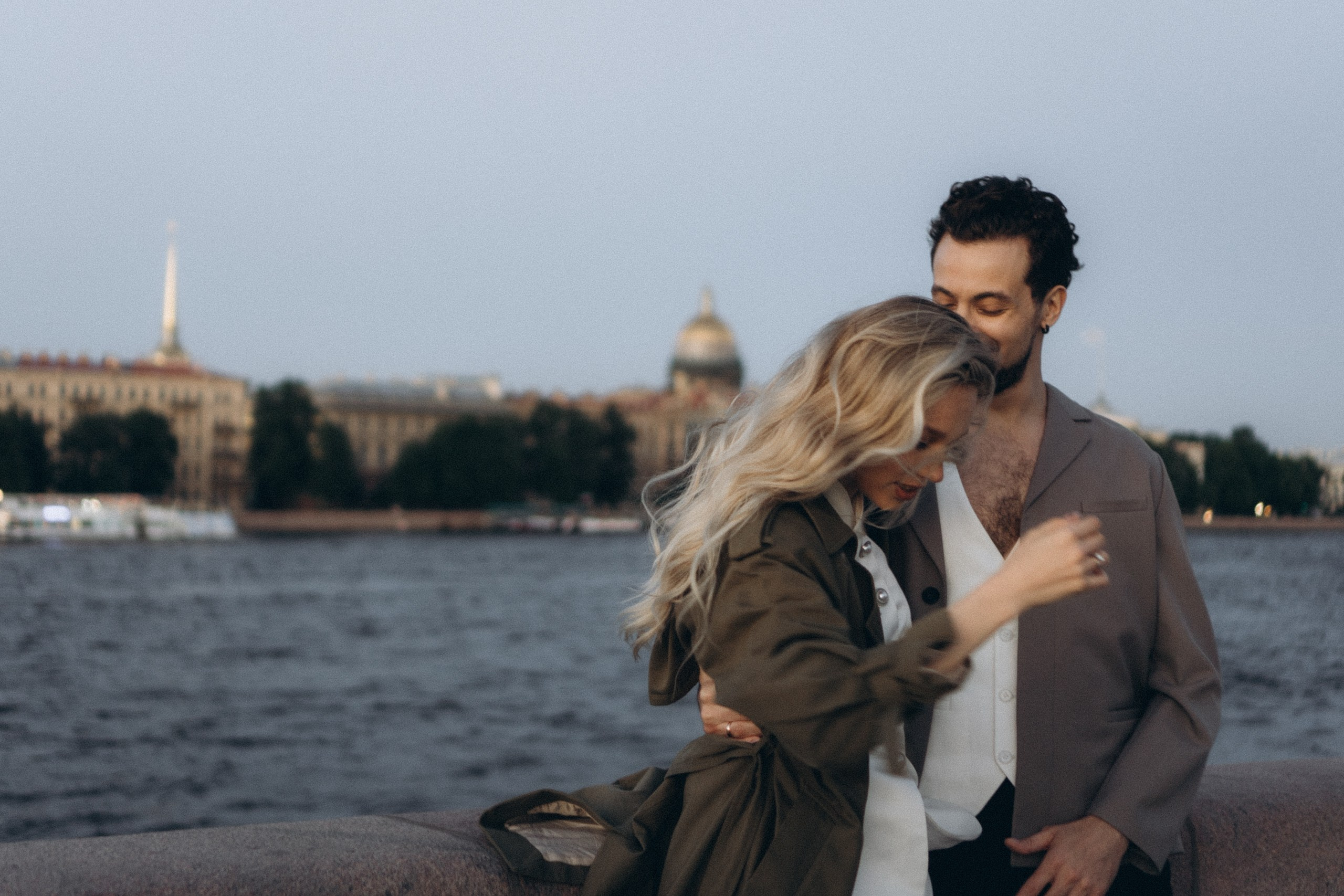 СВАДЕБНАЯ СЬЕМКА ПАРЫ НА РАССВЕТЕ В БЕЛЫЕ НОЧИ И ПРОГУЛКА С РАЗВОДНЫМИ МОСТАМИ И ПИКНИК ВОЗЛЕ ИСАКИЕВСКОГО СОБОРА. Профессиональный фотограф, Санкт-Петербург — Виктория Богомолова