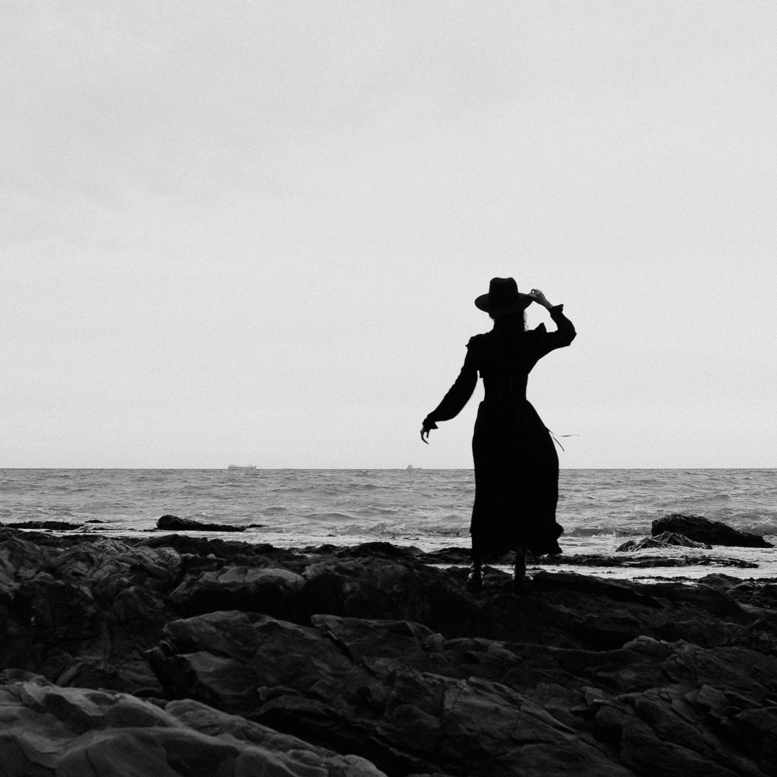 Съёмка у моря с оленьими рогами