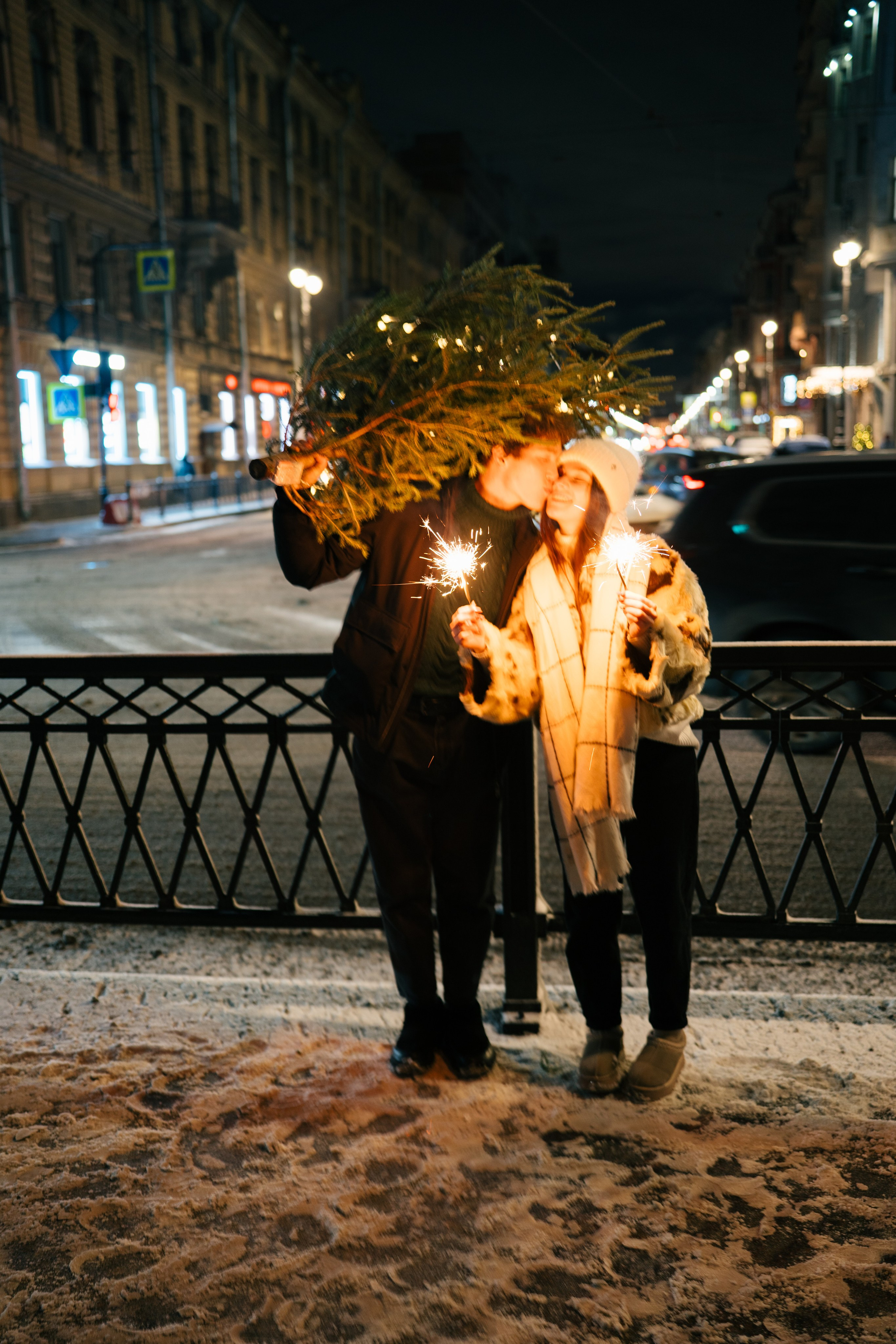 НОВОГОДНЯЯ ПРОГУЛКА ПАРЫ ПО ЧЕРНЫШЕВСКОЙ ПЕРЕД НОВЫМ ГОДОМ. Профессиональный фотограф, Санкт-Петербург — Виктория Богомолова