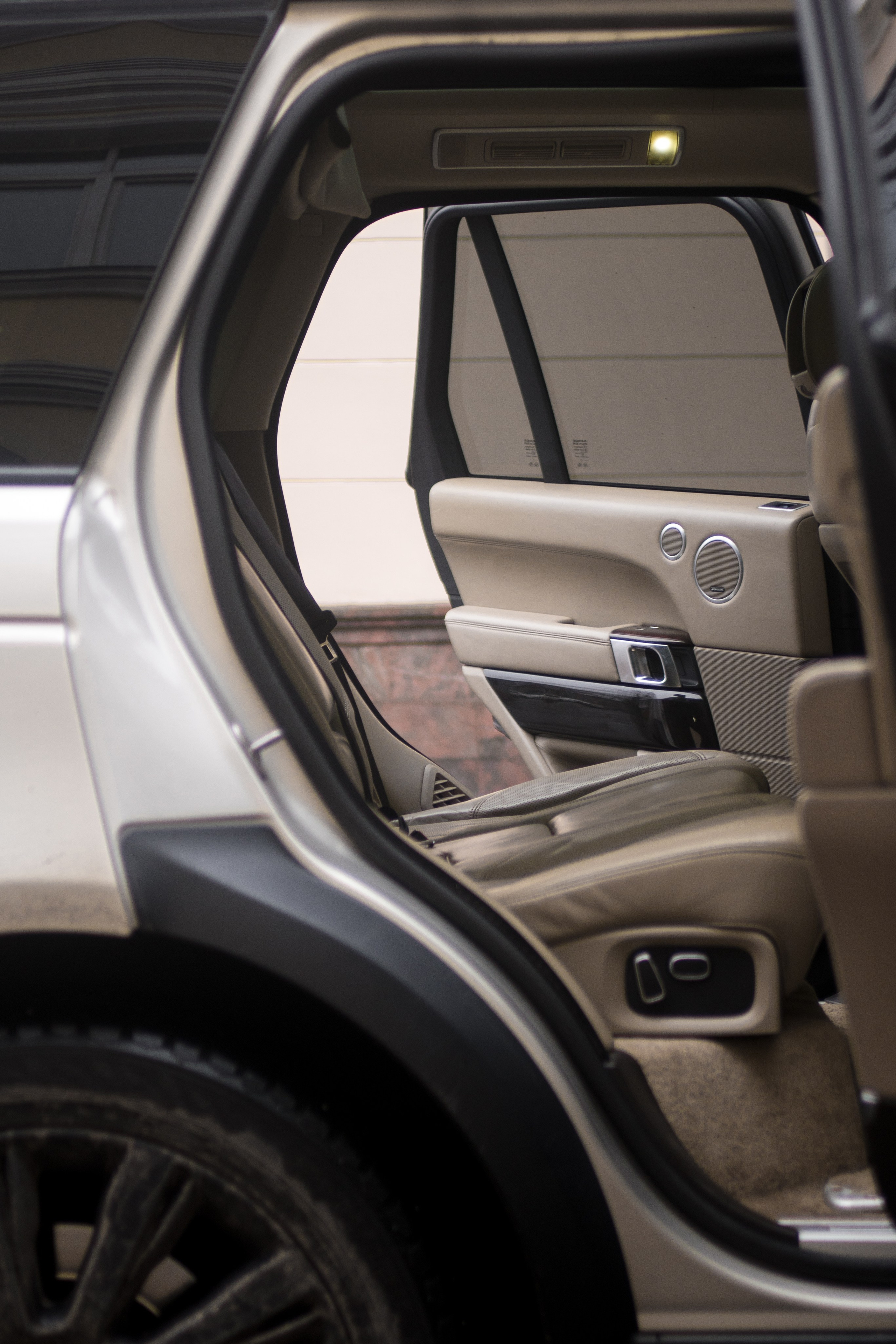 Range Rover в центре Москвы. Жуков Илья  свадебный фотограф в Москве