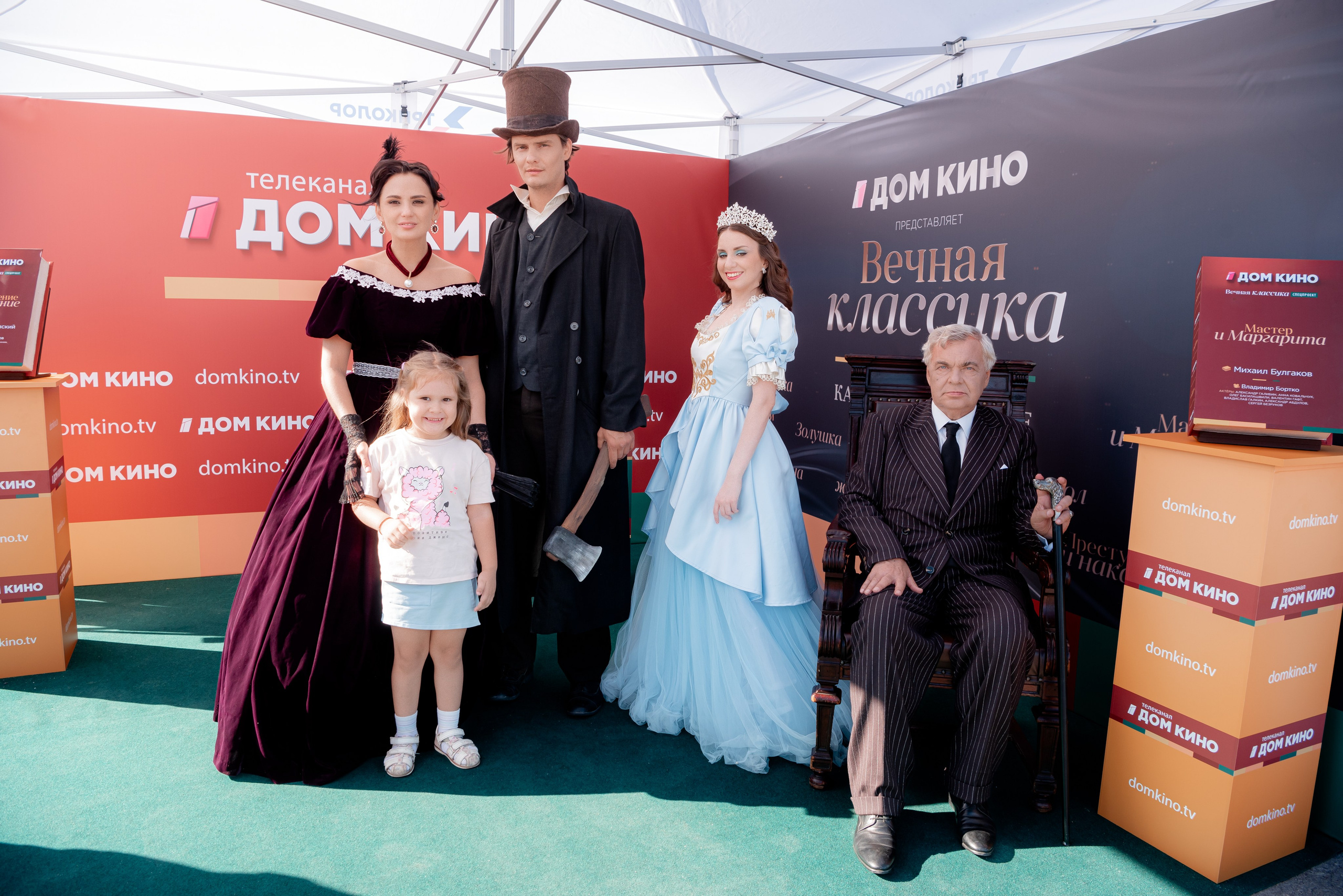 Портретные фото с артистами в палатке Триколор Дом Кинов на день города Волгоград. Фотограф в Волгограде и Волжском Александр Горбань