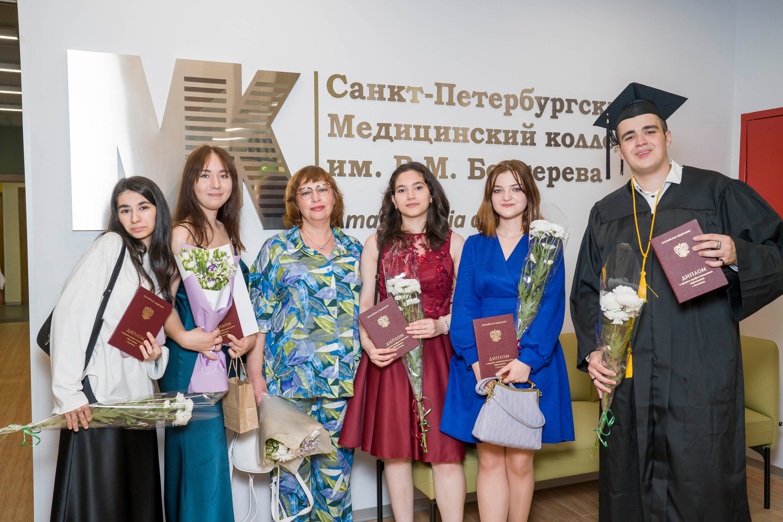 Выпускной в медколледже. Фотограф в Санкт-Петербурге. Репортажная и все съёмки для бизнеса