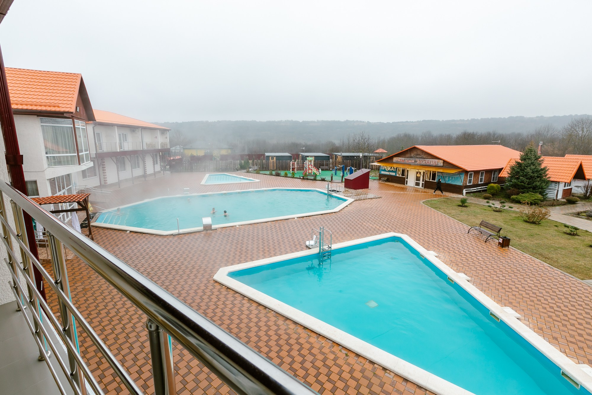 Фотографии территории термального источника март 2024 год