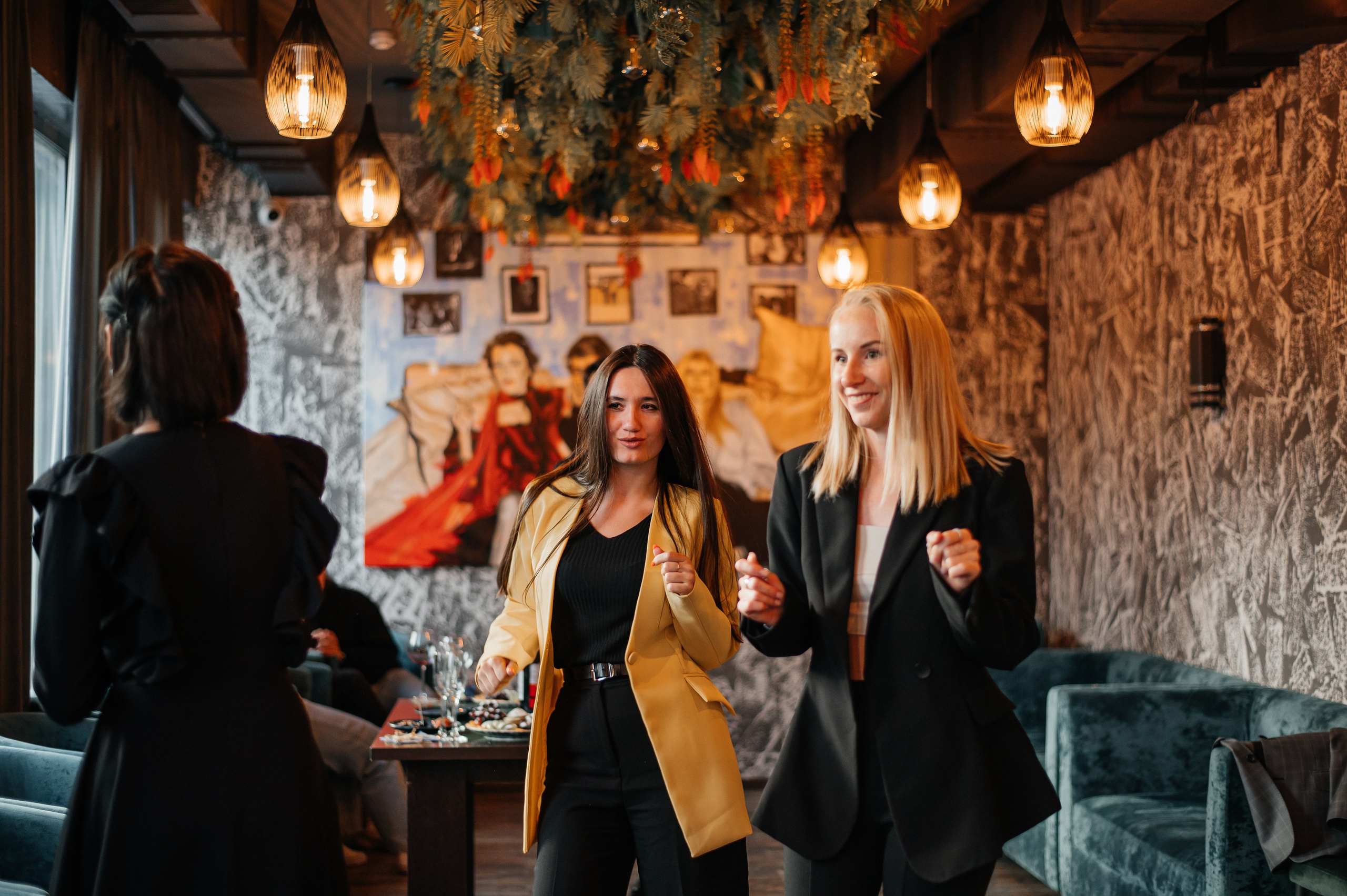 Презентация картины Карима в Париже. Фотограф Нижний Новгород