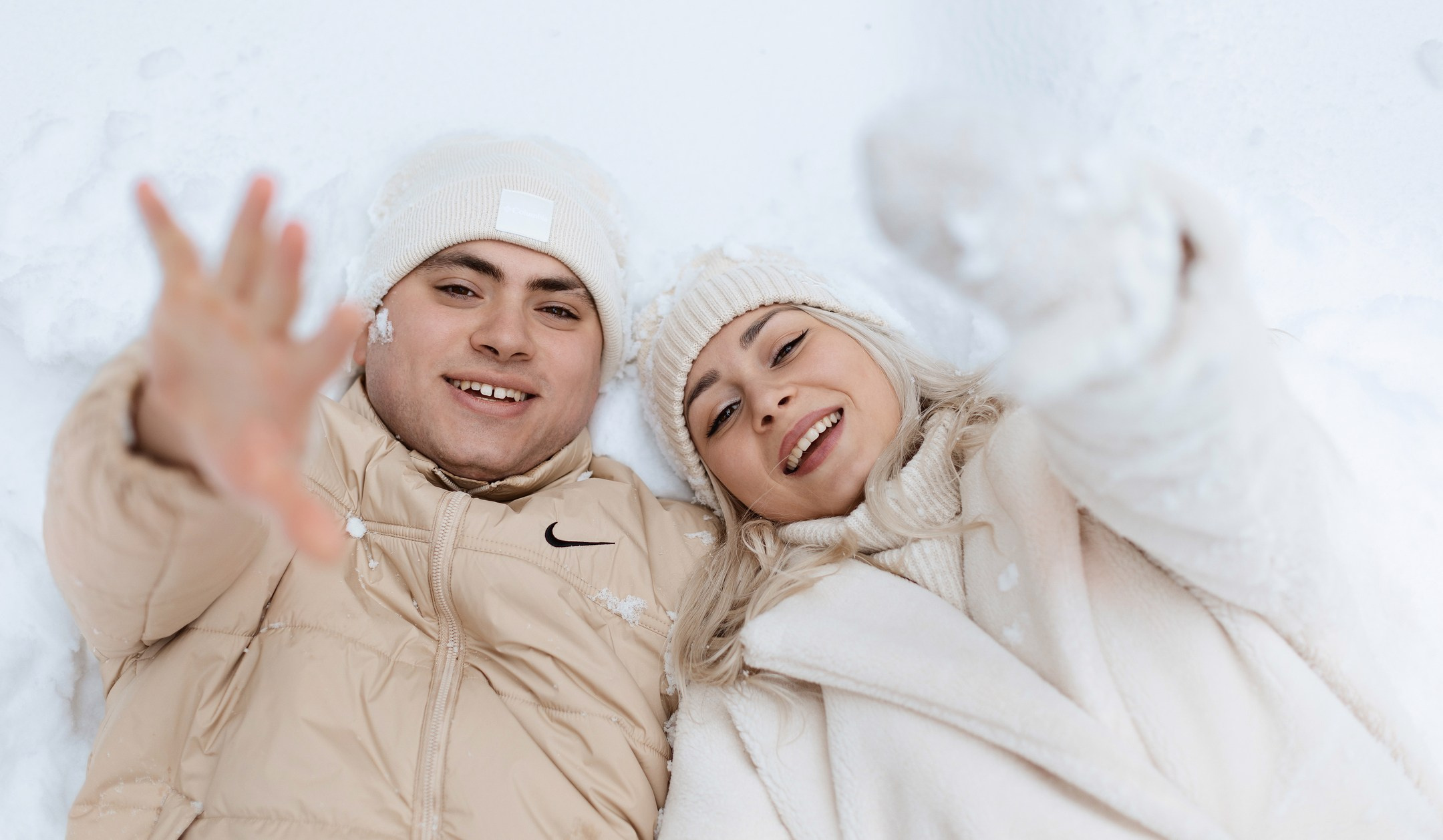  Влюбленные лепят снеговика в заснеженном парке Москвы  