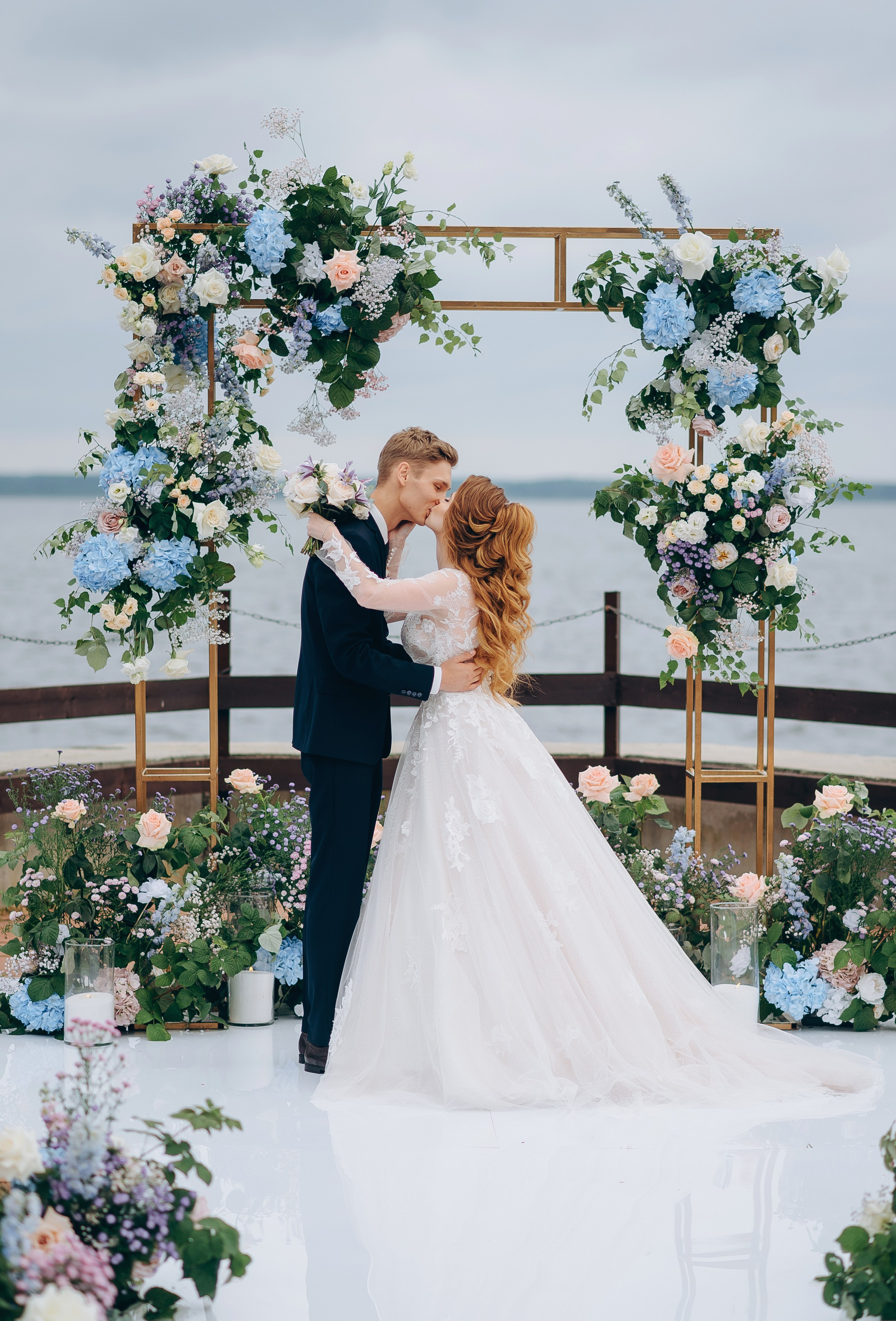 Смелый поцелуй перед алтарем