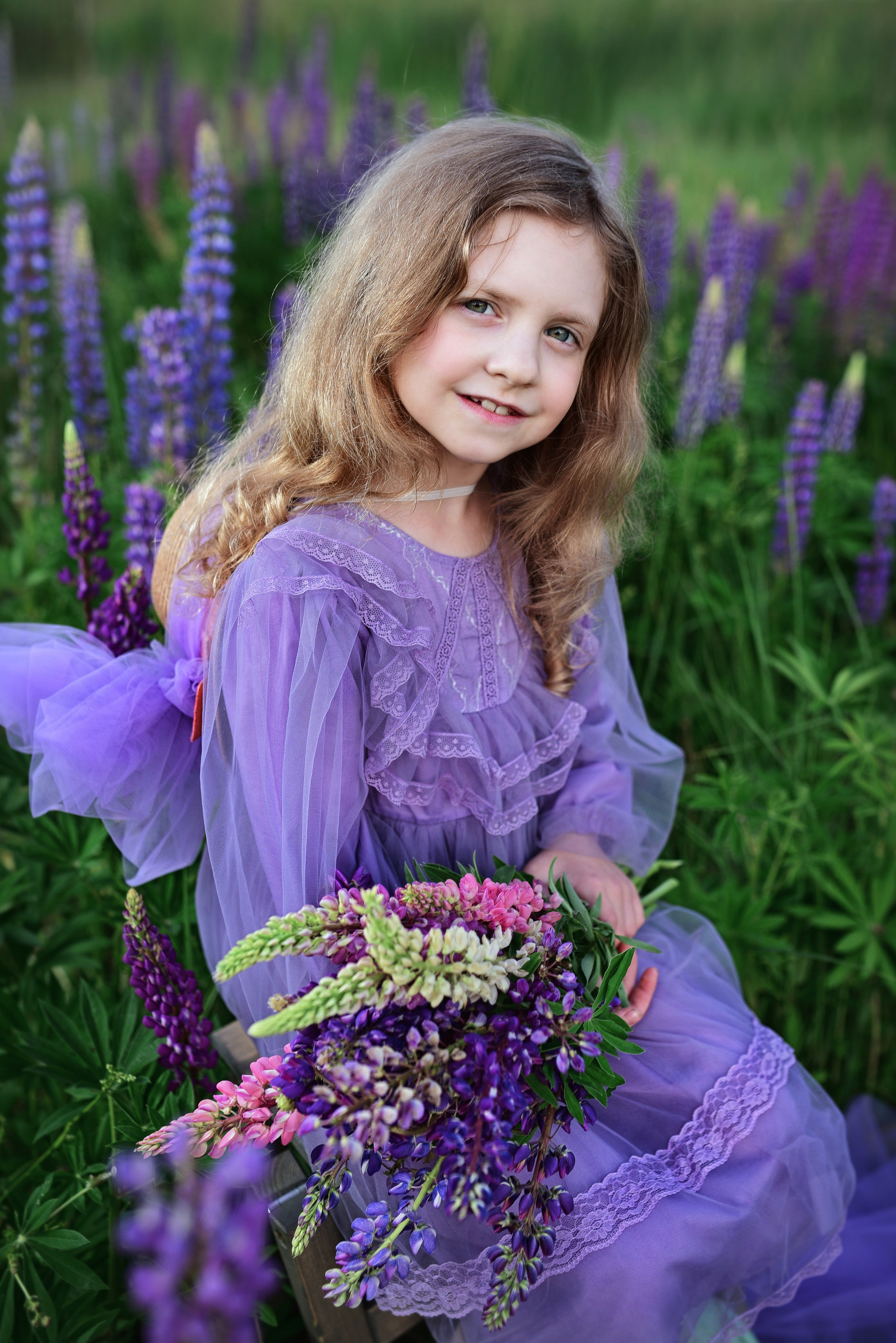 Марина с Алисой в люпинах. 2025. Художественная фотография. Первова Наталья