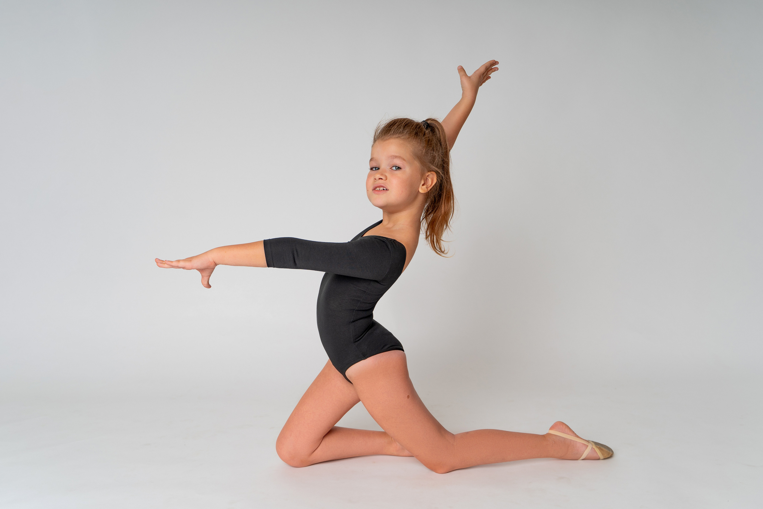 ГИМНАСТКИ. Детская выездная фотостудия. Фотограф новорождённых newborn, годовасие