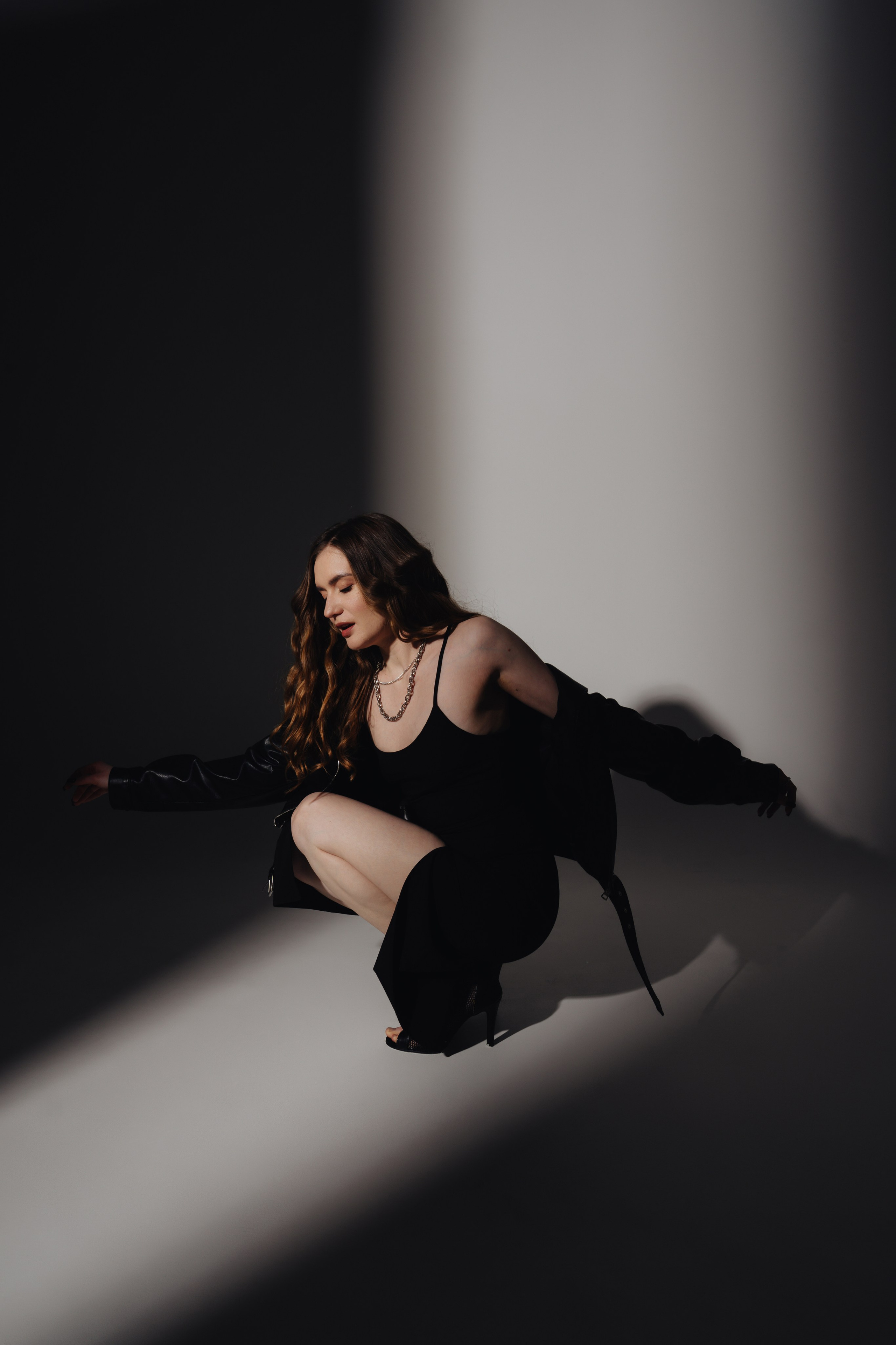 На однотонном фоне. Евгений Щетников Фотограф-Тюмень