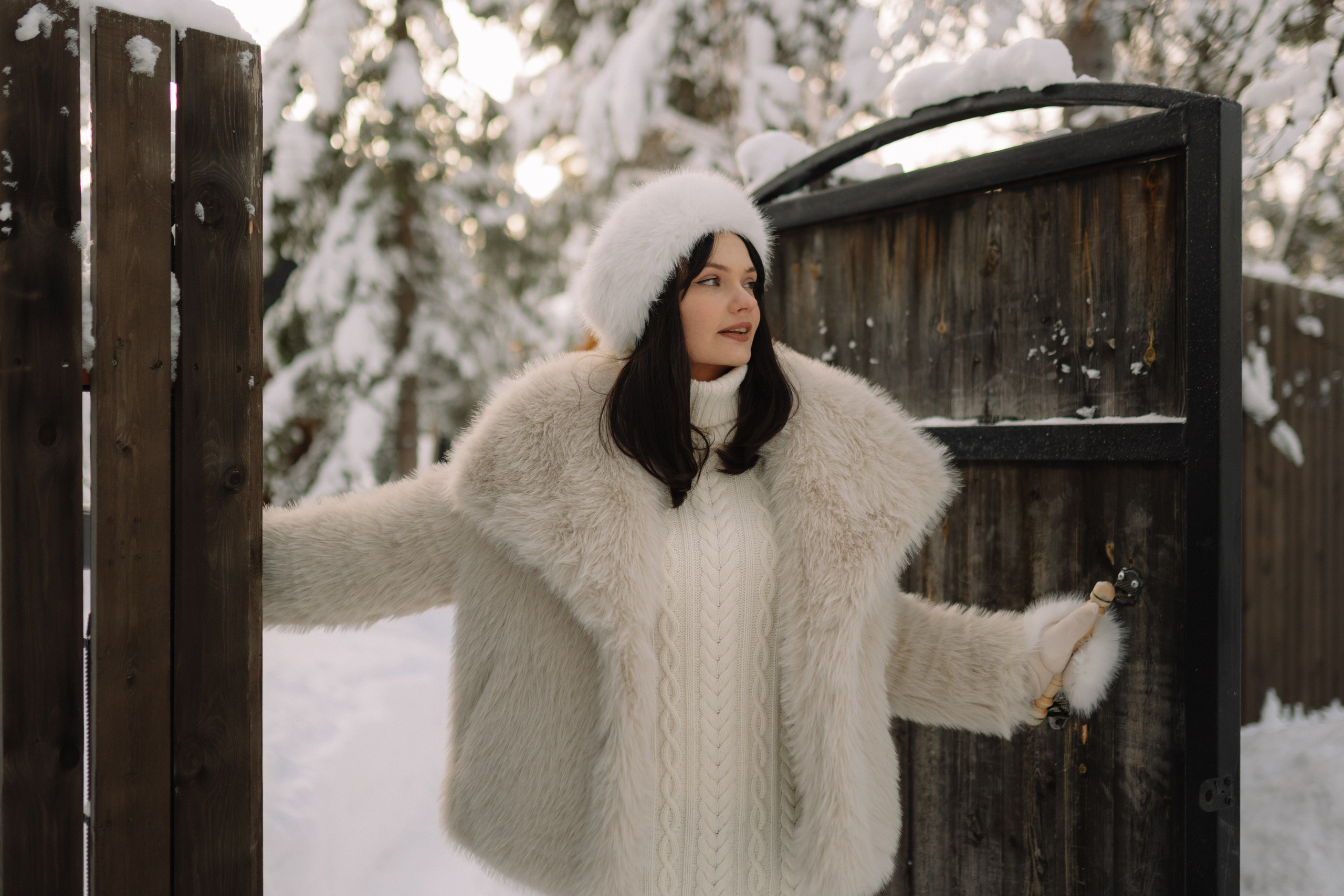 Единственным звуком становятся шаги девушки по хрустящему снегу турбазы Мурманска.  