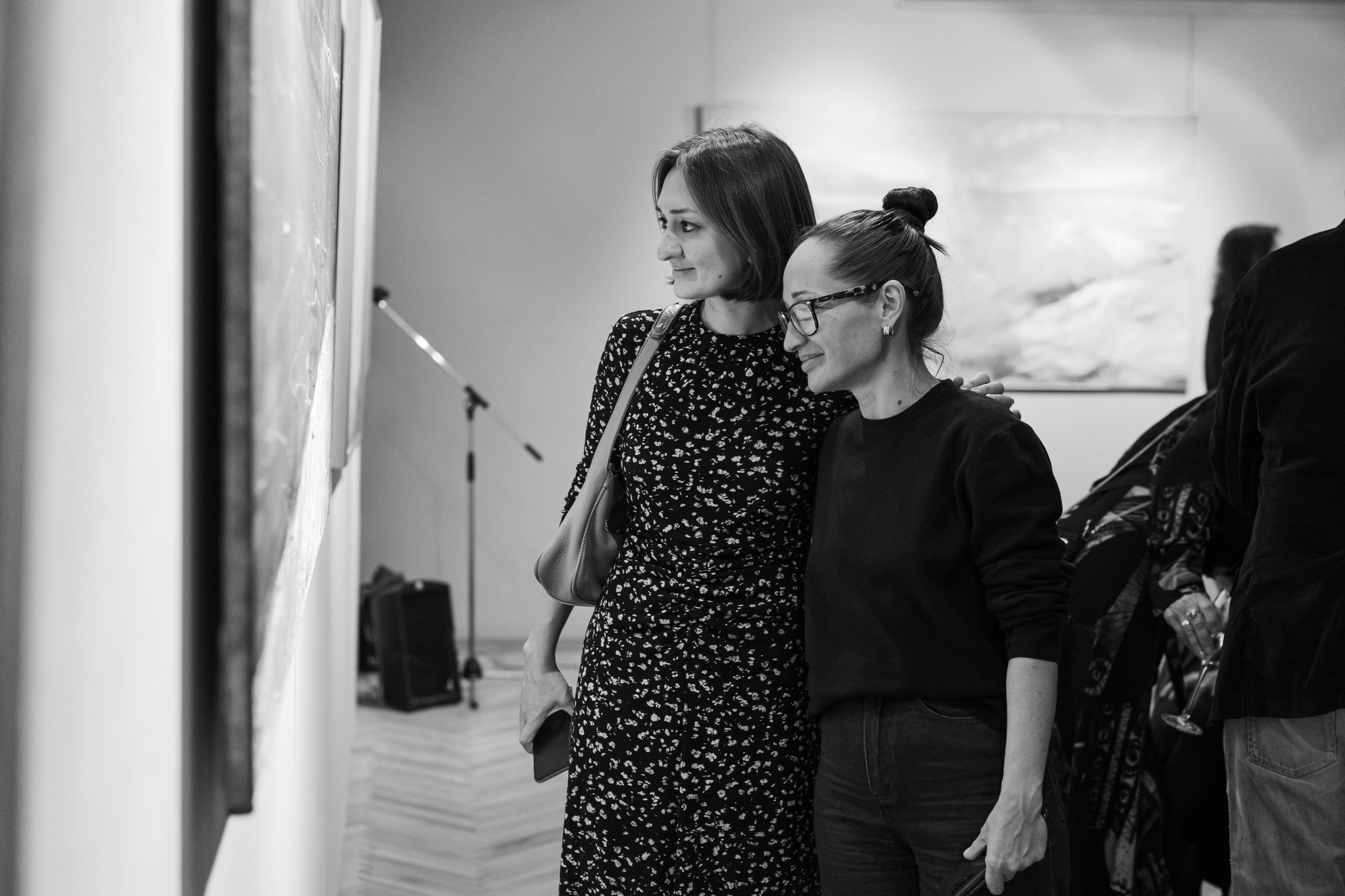 Съёмка открытия вытсавки художника Ильи Даньшина. Лиза Фирстова — самый добрый фотограф