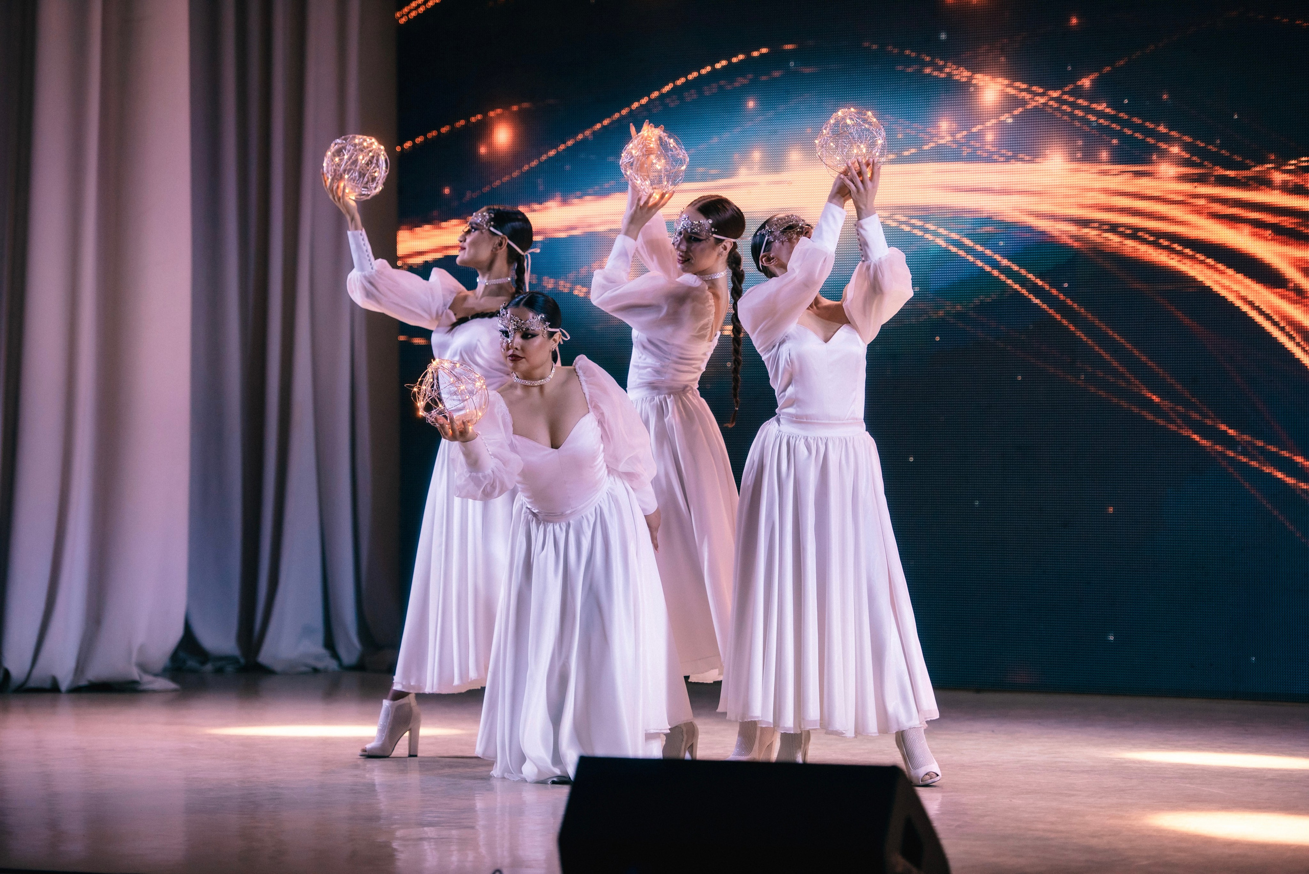 Выступления на сценах и уличных площадках. Танцевальная шоу-группа «GRANAT»